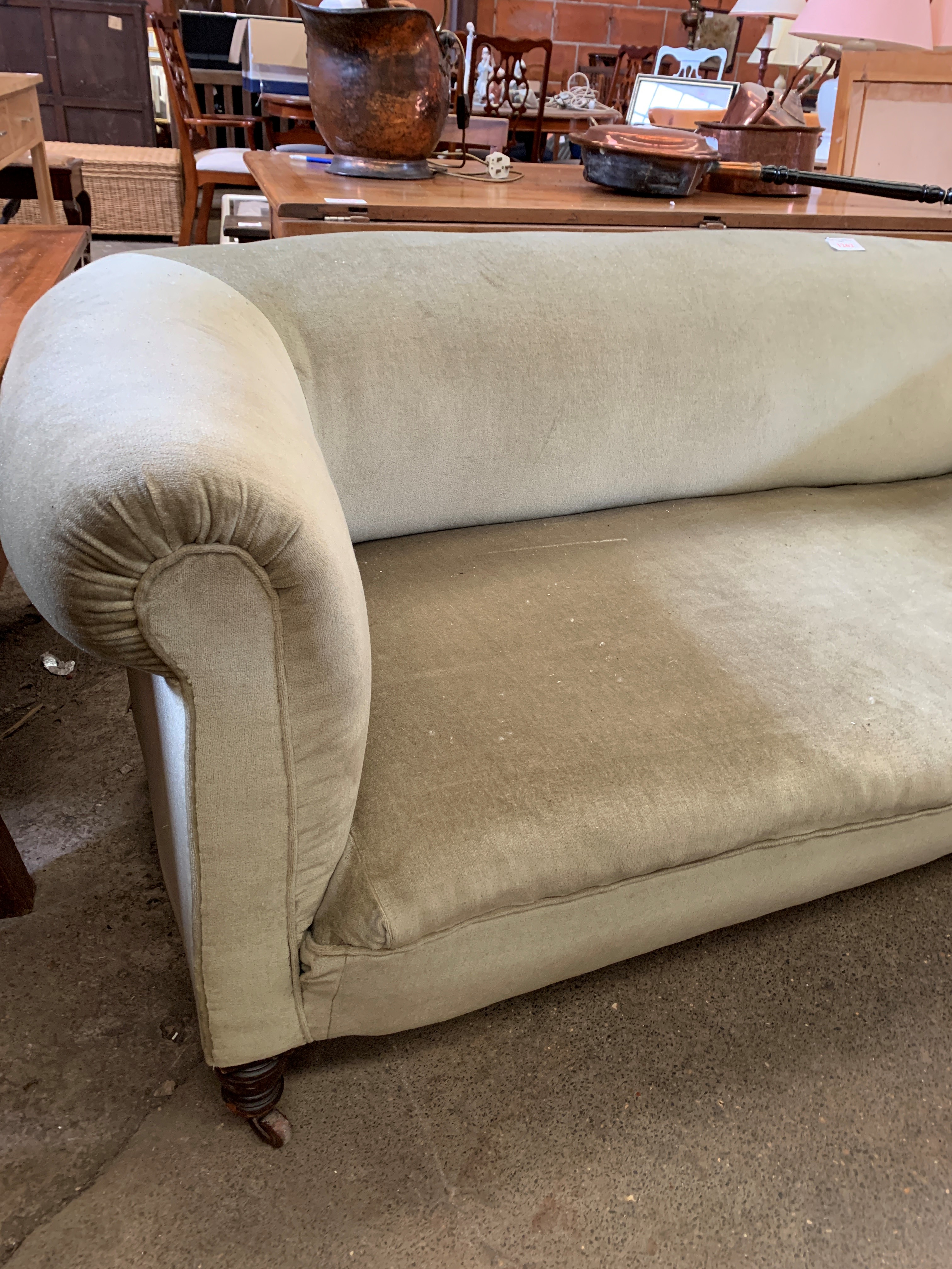 Chesterfield style green upholstered sofa - Image 4 of 4
