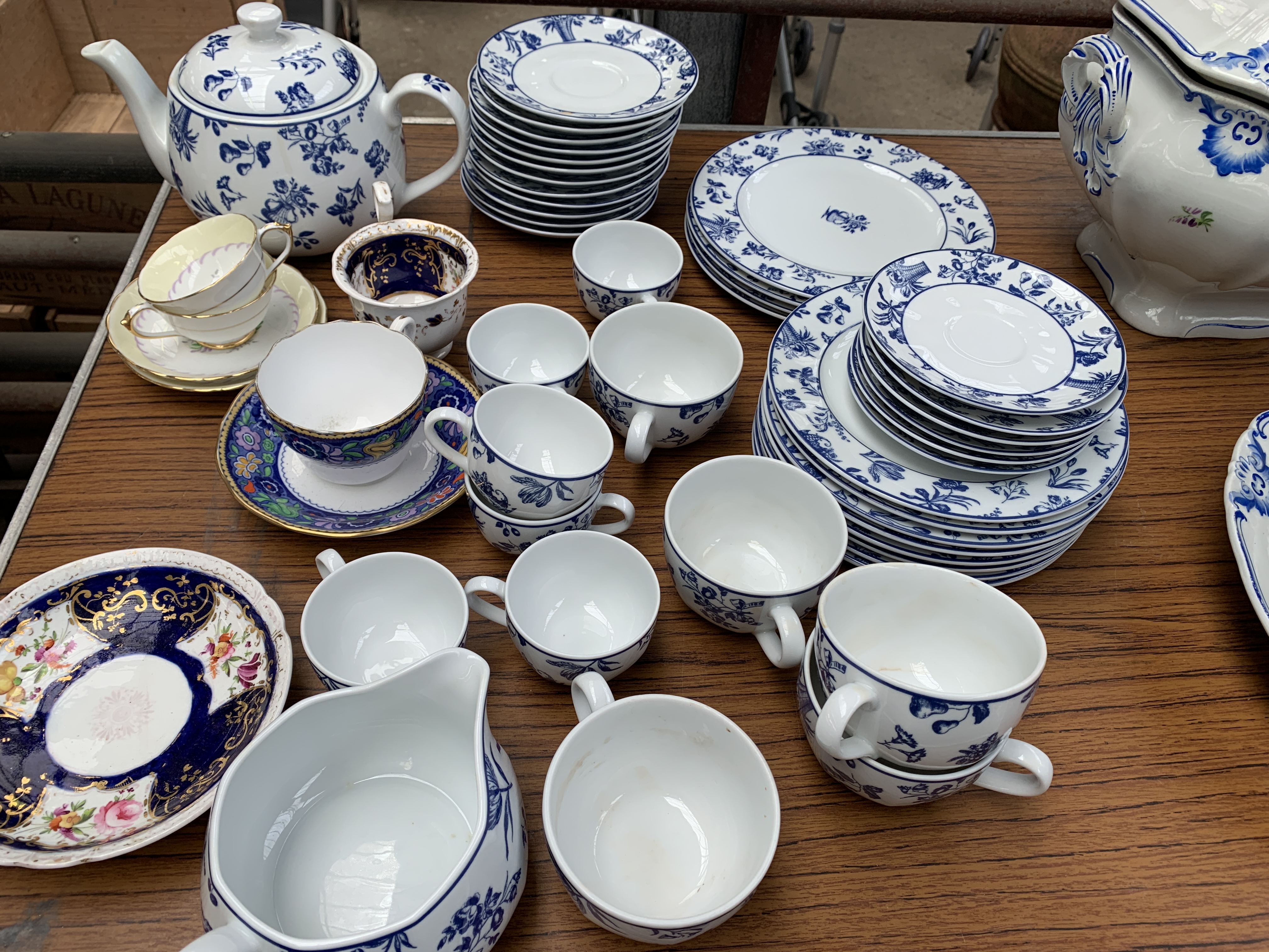 Blue and white Vista Alegre part tea set; together with a quantity of china