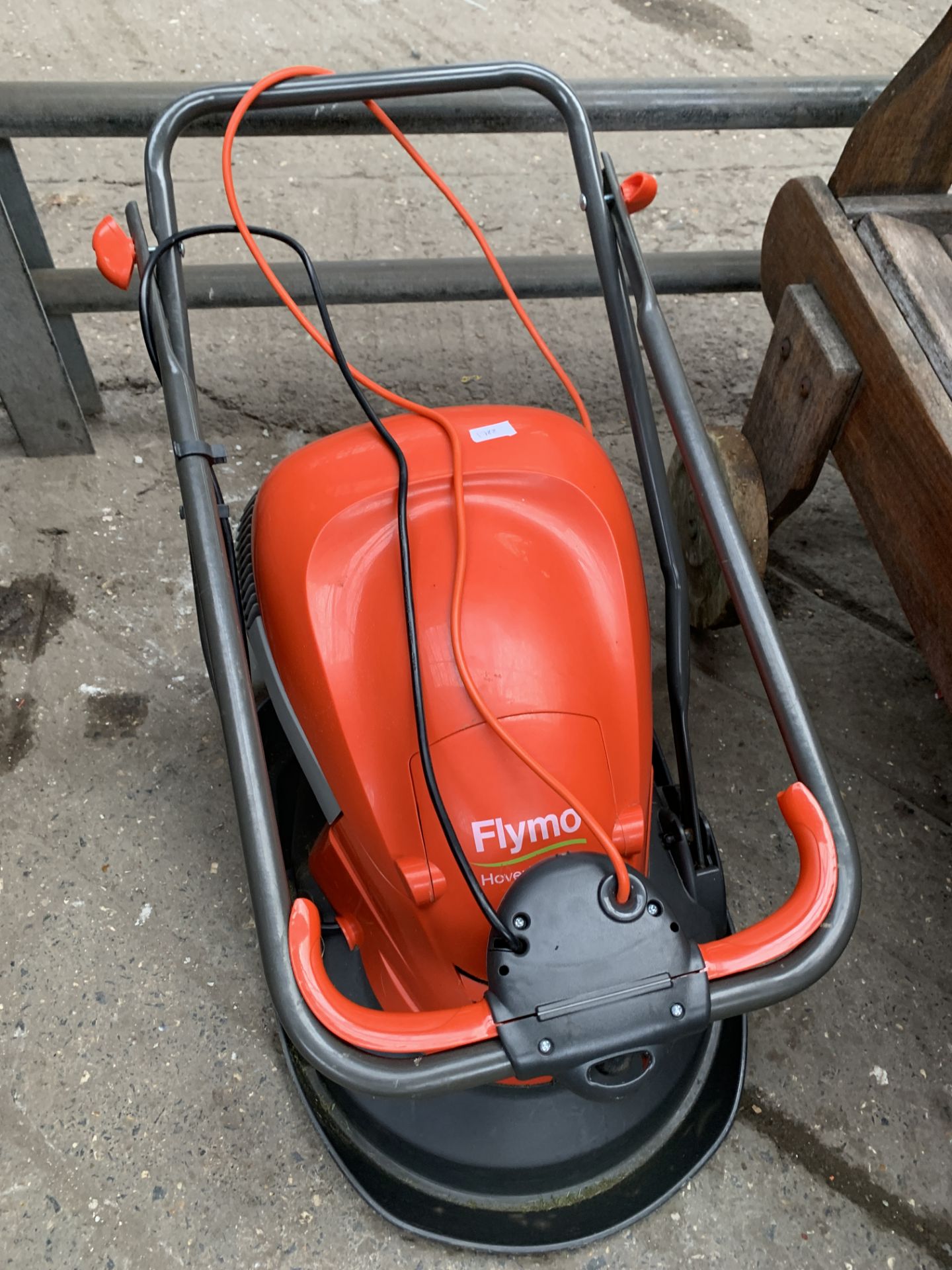 Q Garden electric leaf blower, Flymo hovervac 250 and a Clarke electric work lamp - Image 3 of 4