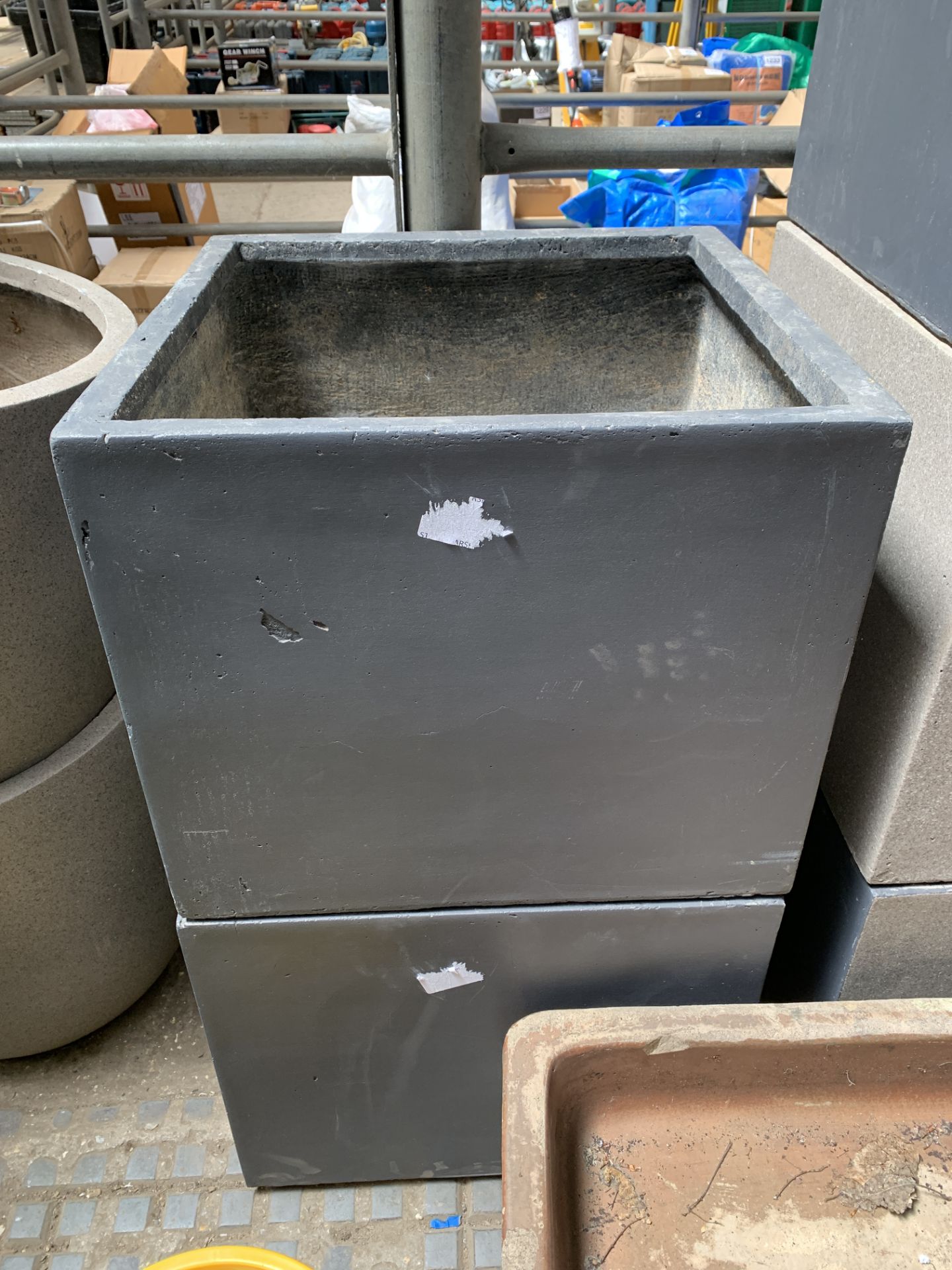 Five square stone-effect fibreglass planters - Image 2 of 3