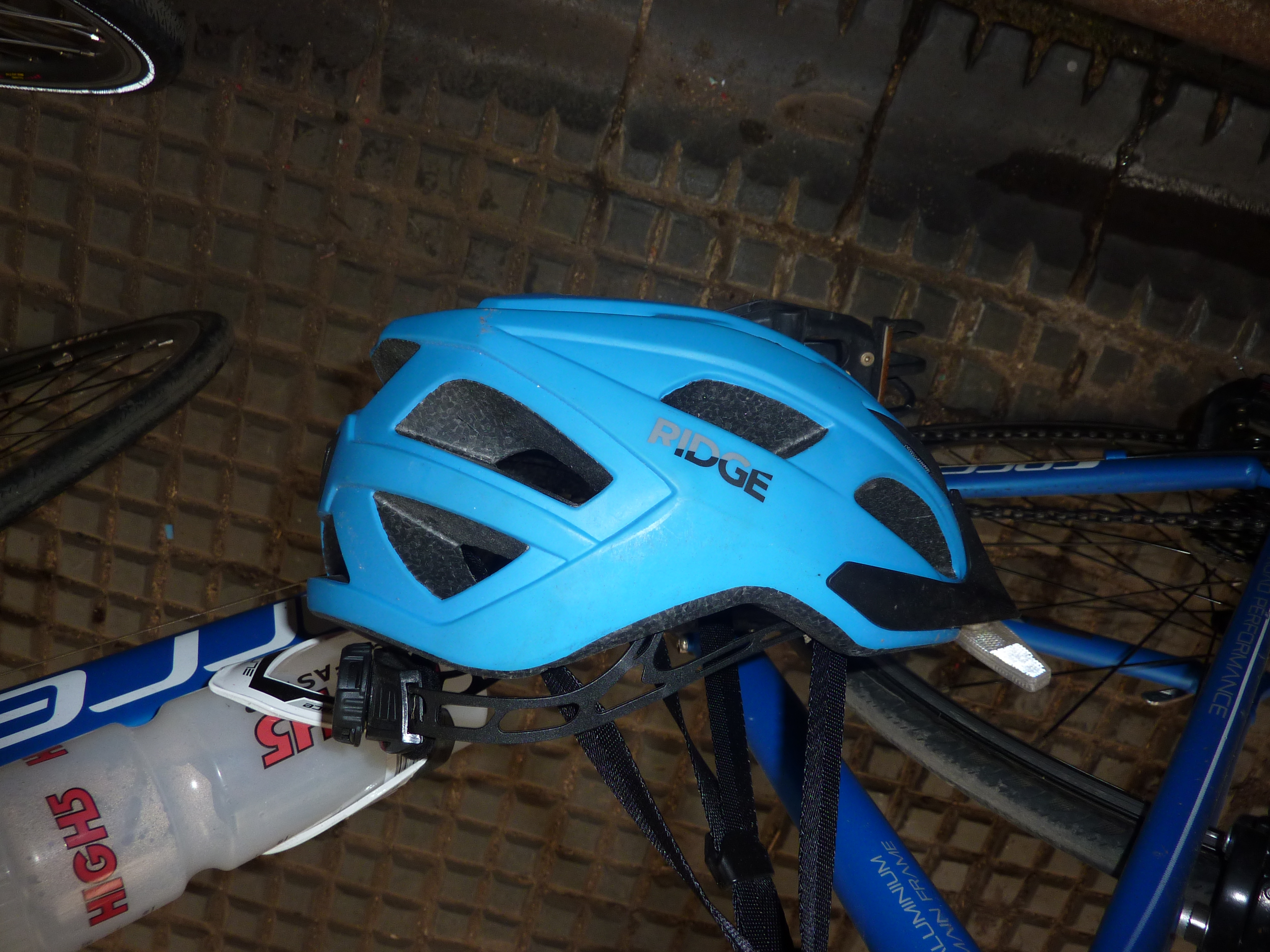 Carrera Zelos road bike and helmet - Image 2 of 4