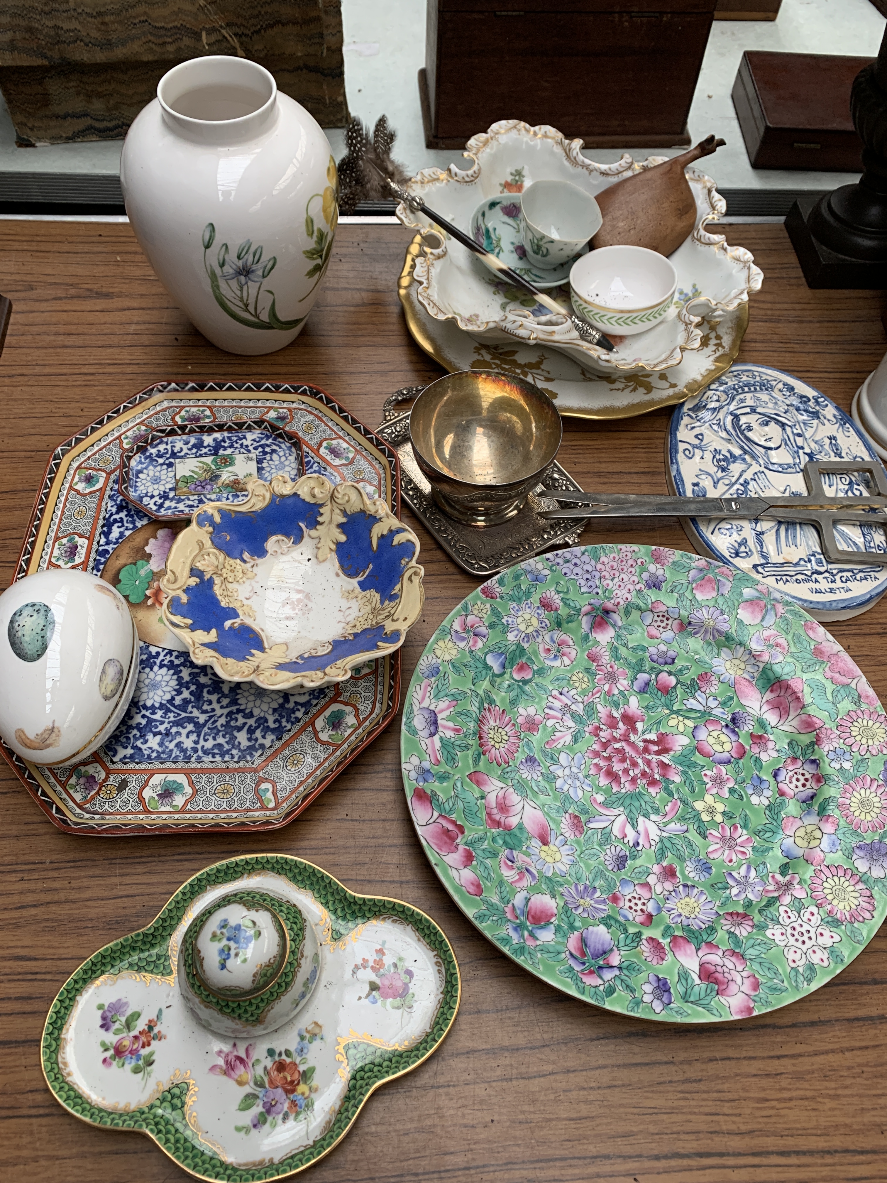 Quantity of decorative china