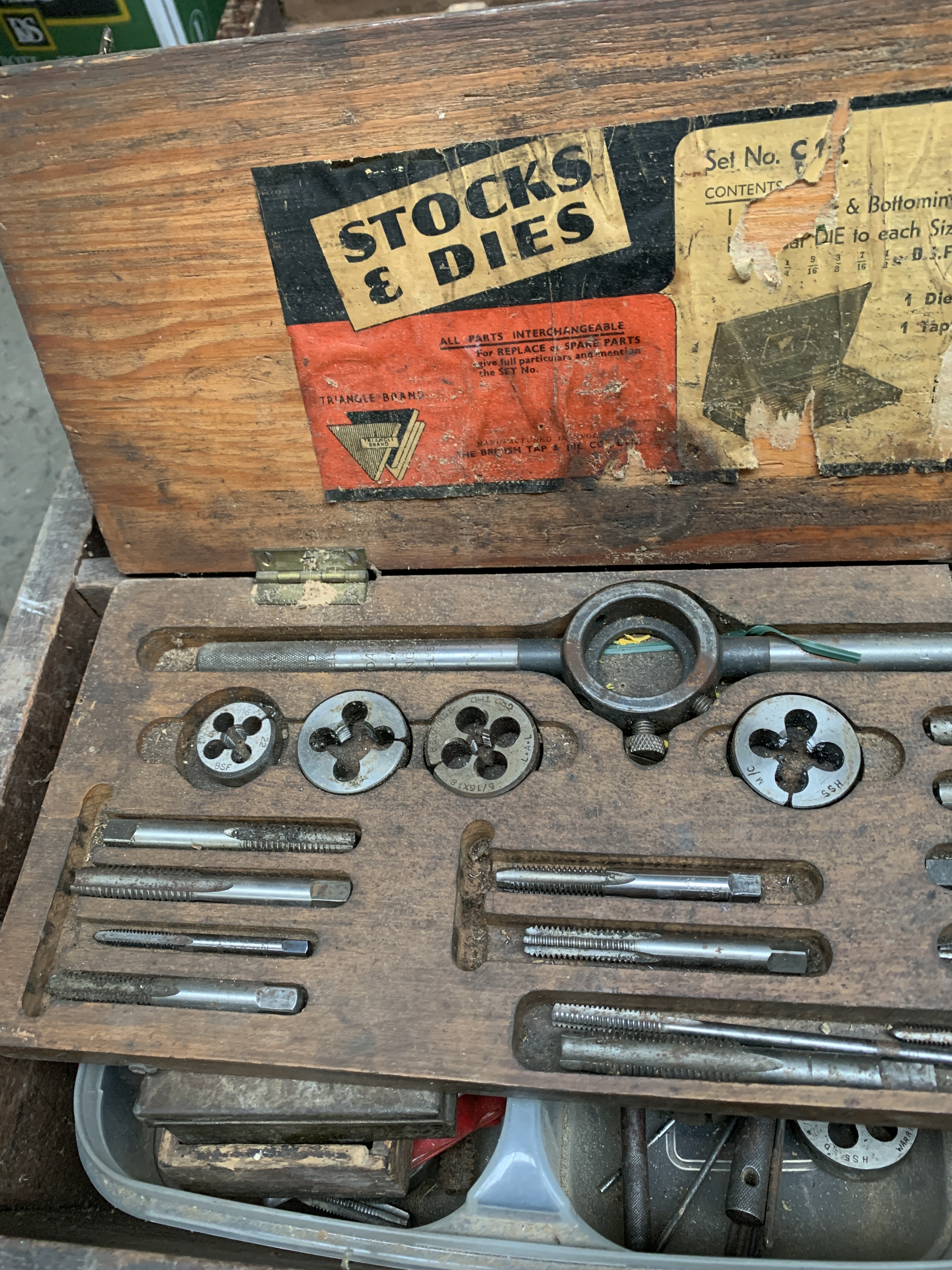 Wooden box of taps and dies and other items - Image 3 of 7