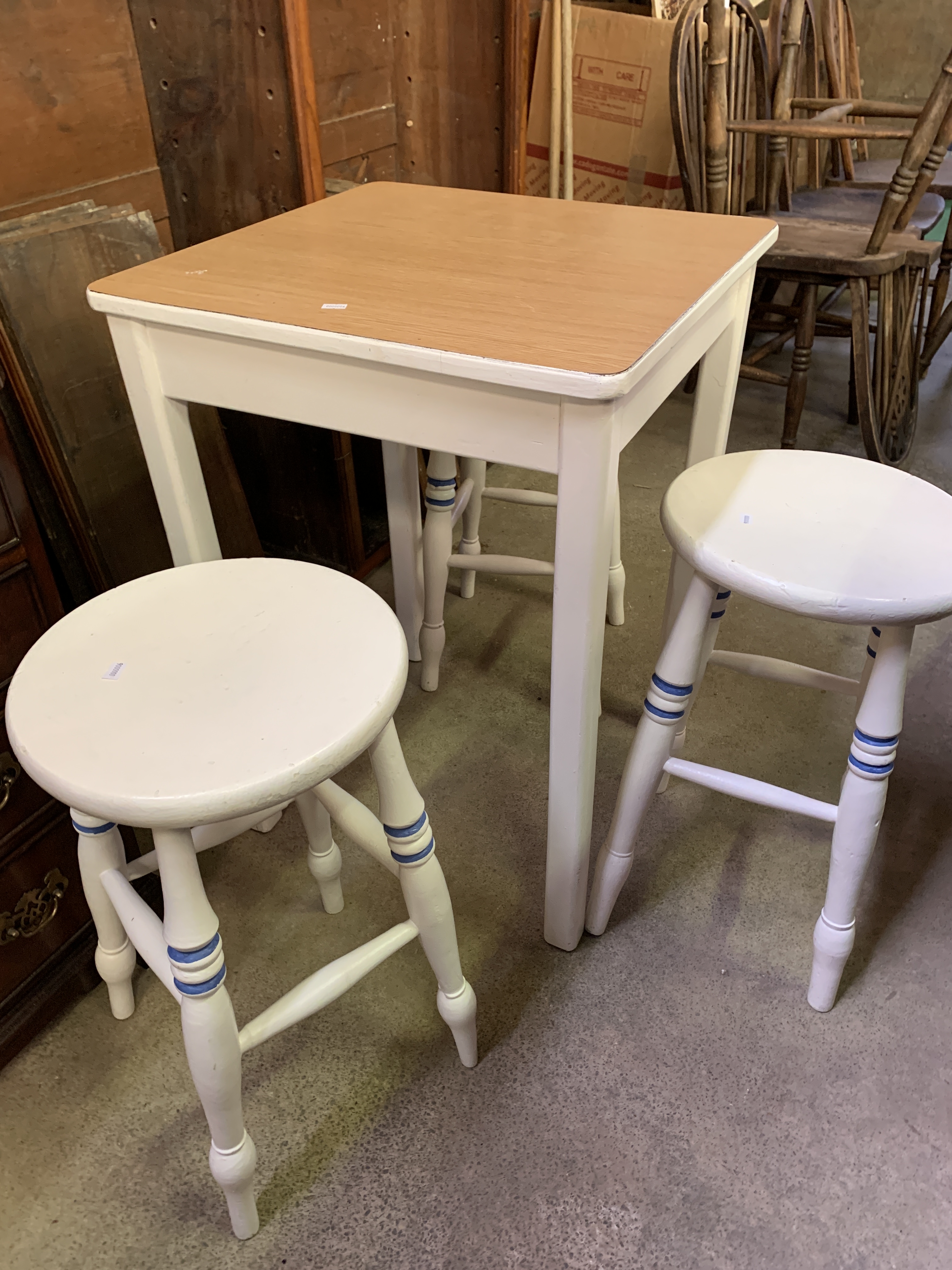 Square white painted kitchen table and three round top white painted stools - Image 2 of 3