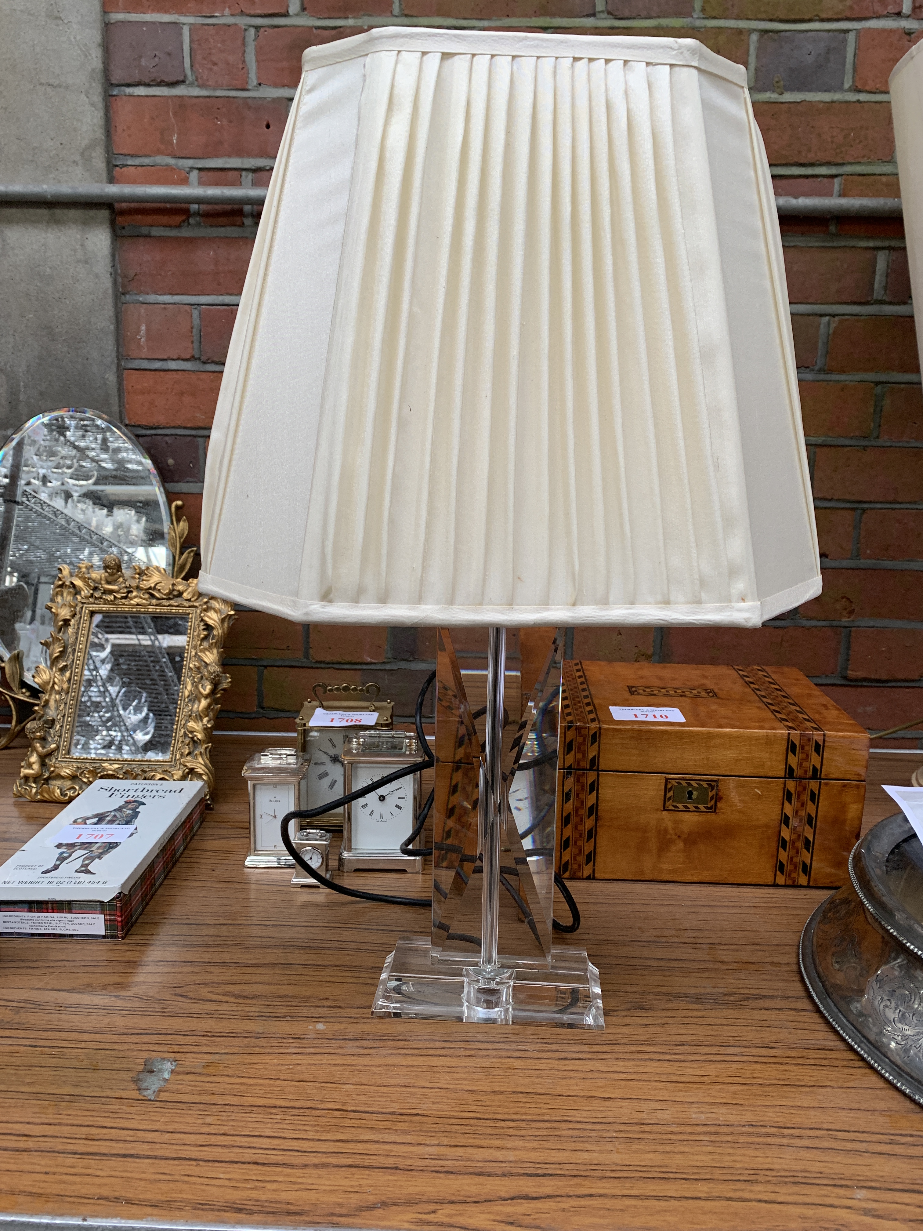 Shaped glass table lamp - Image 3 of 3