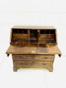 Georgian mahogany veneer and inlaid bureau with fitted interior