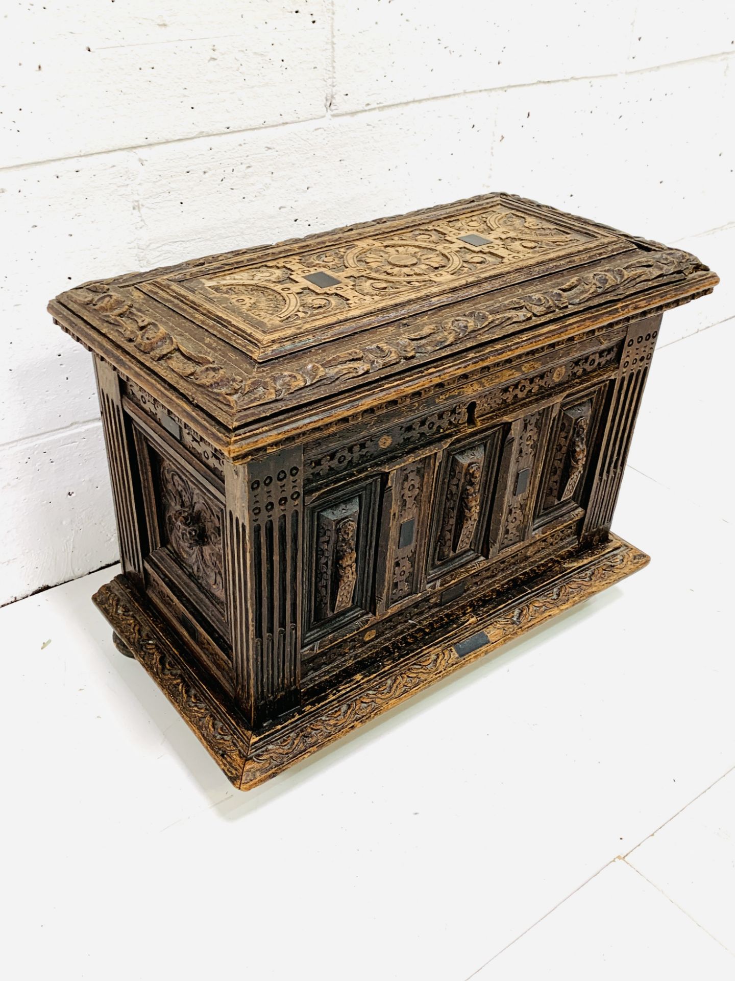 Carved oak casket with ebony inserts - Image 5 of 5