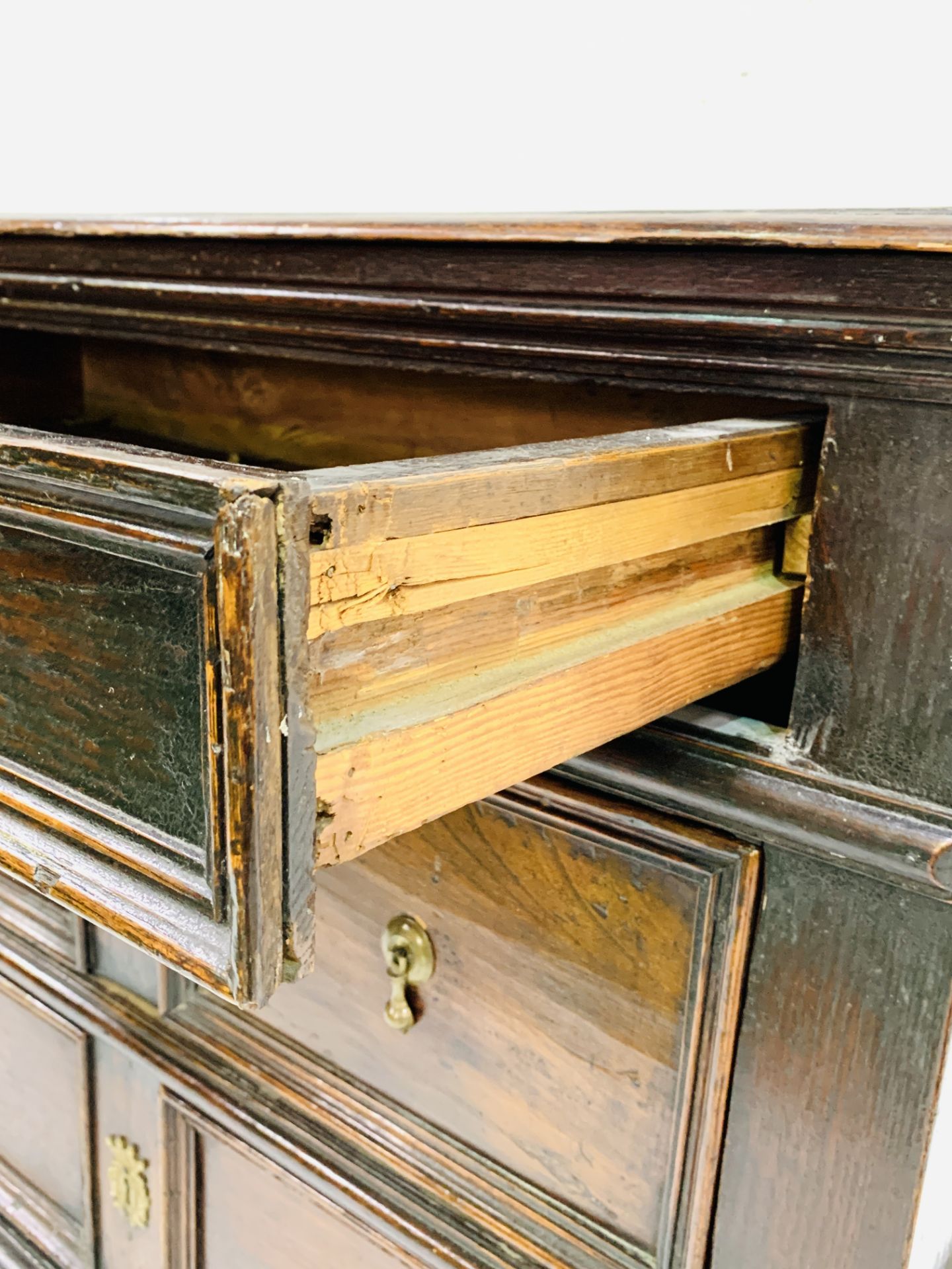 Early 18th Century oak chest of three drawers - Image 6 of 9