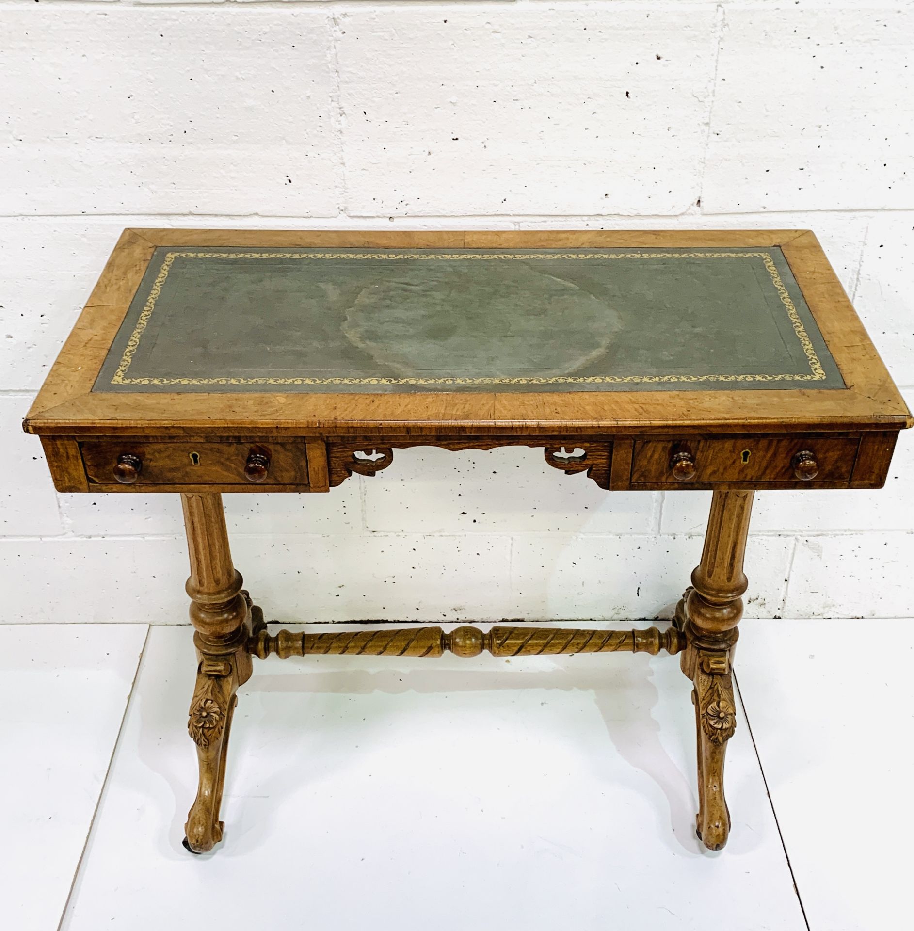 A mahogany writing table - Image 2 of 6