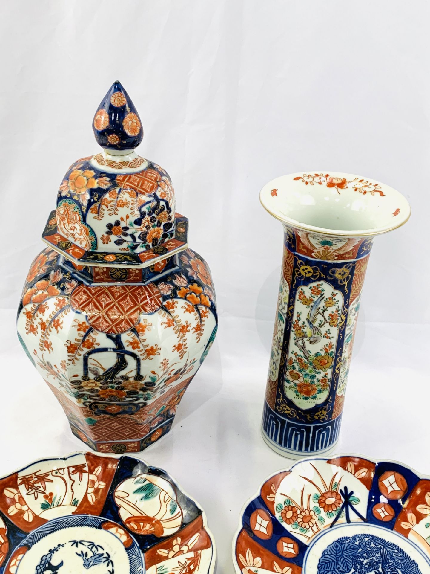 Large lidded Imari jar, Imari vase, and three Imari plates - Image 4 of 6