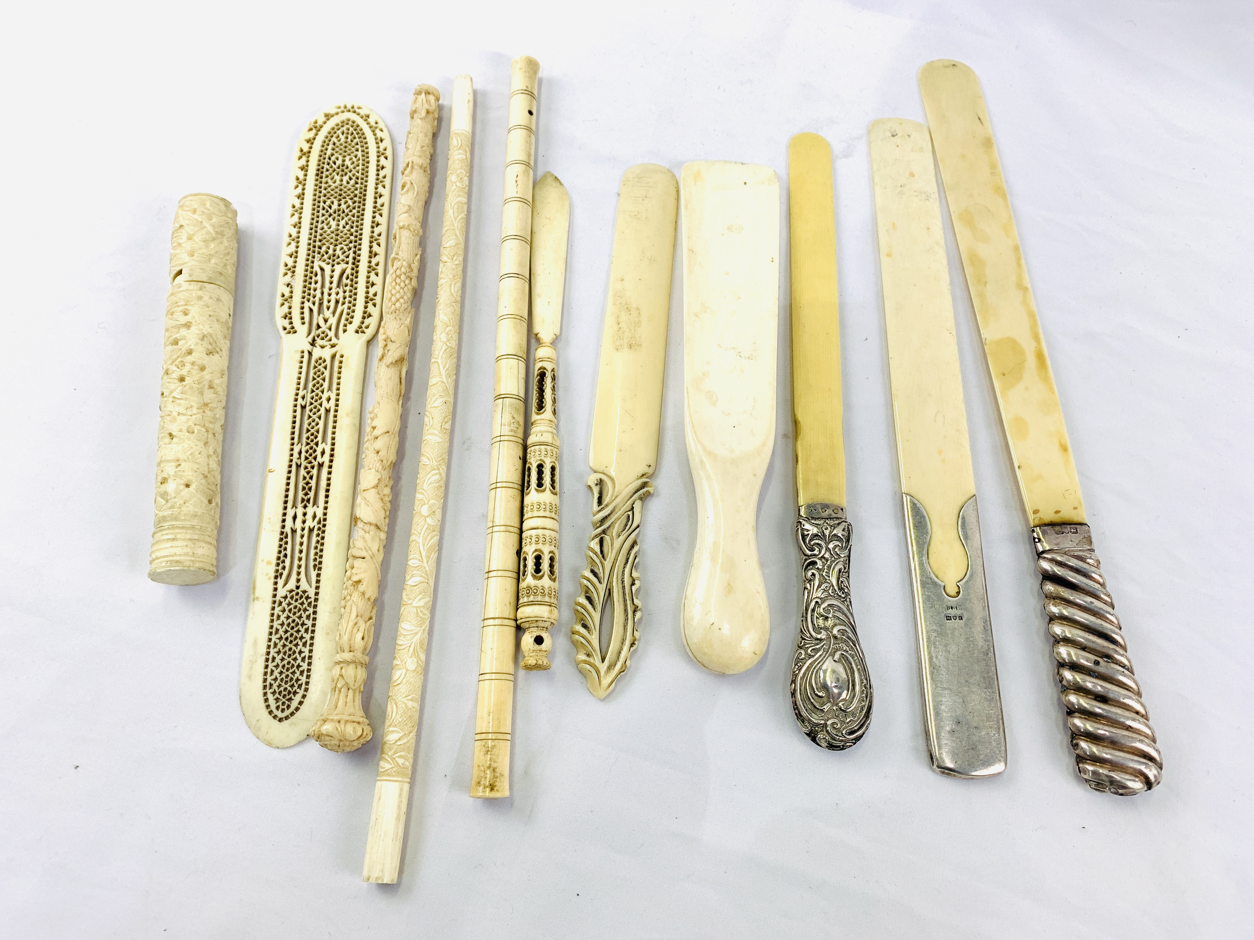 Collection of antique ivory, this item is subject to CITIES regulations. - Image 4 of 4