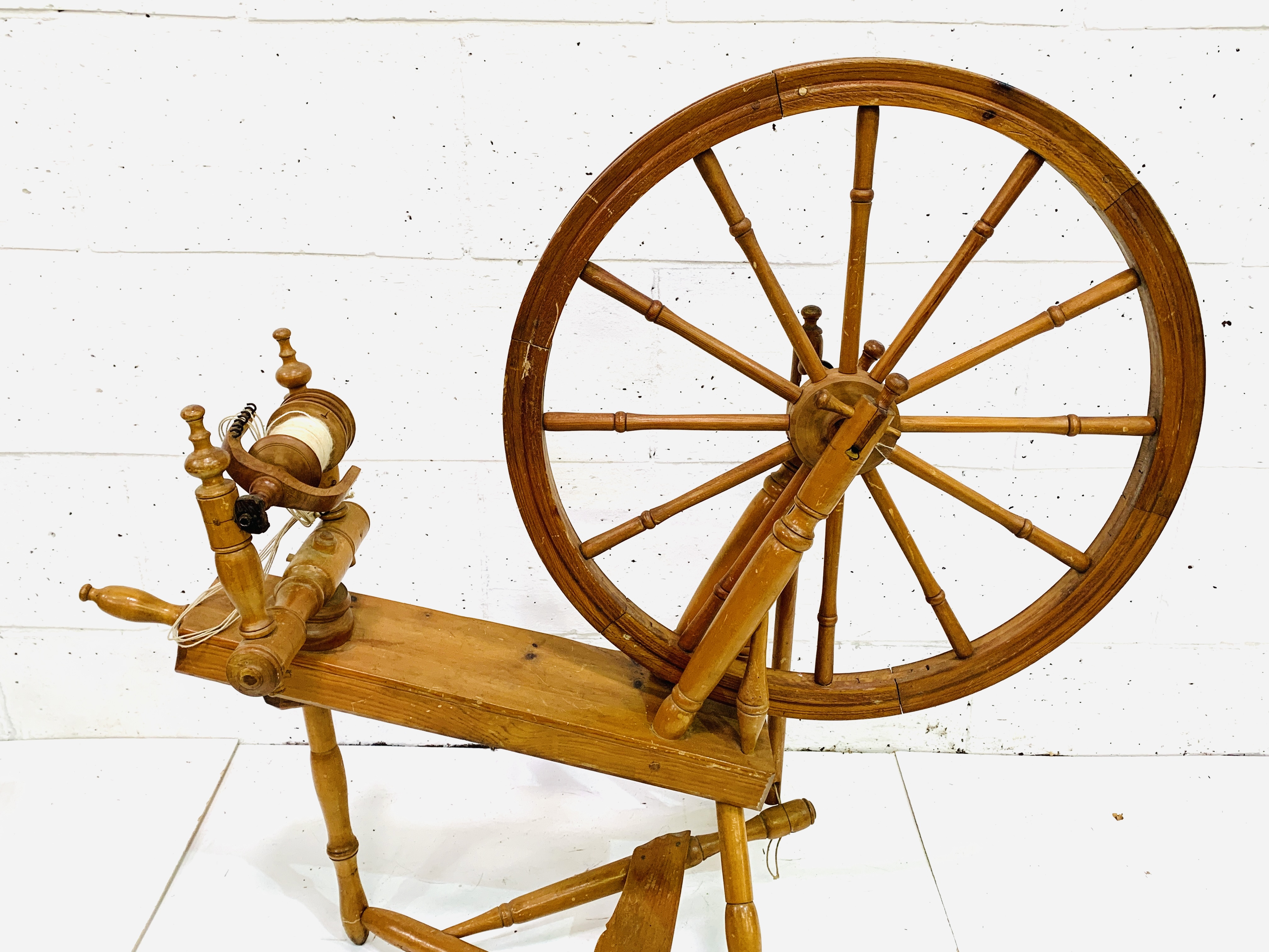 A full-size spinning wheel - Image 5 of 6