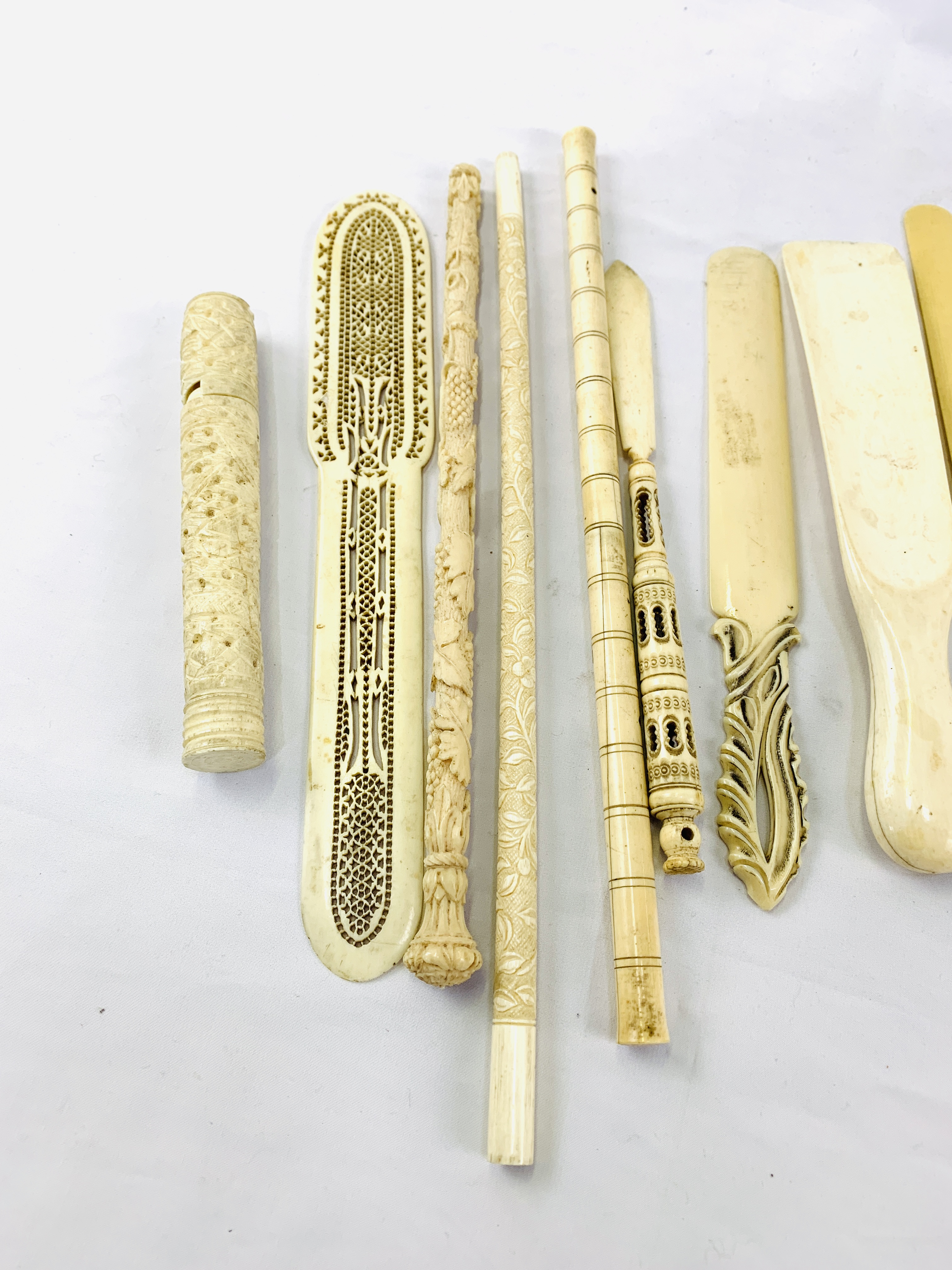 Collection of antique ivory, this item is subject to CITIES regulations. - Image 2 of 4