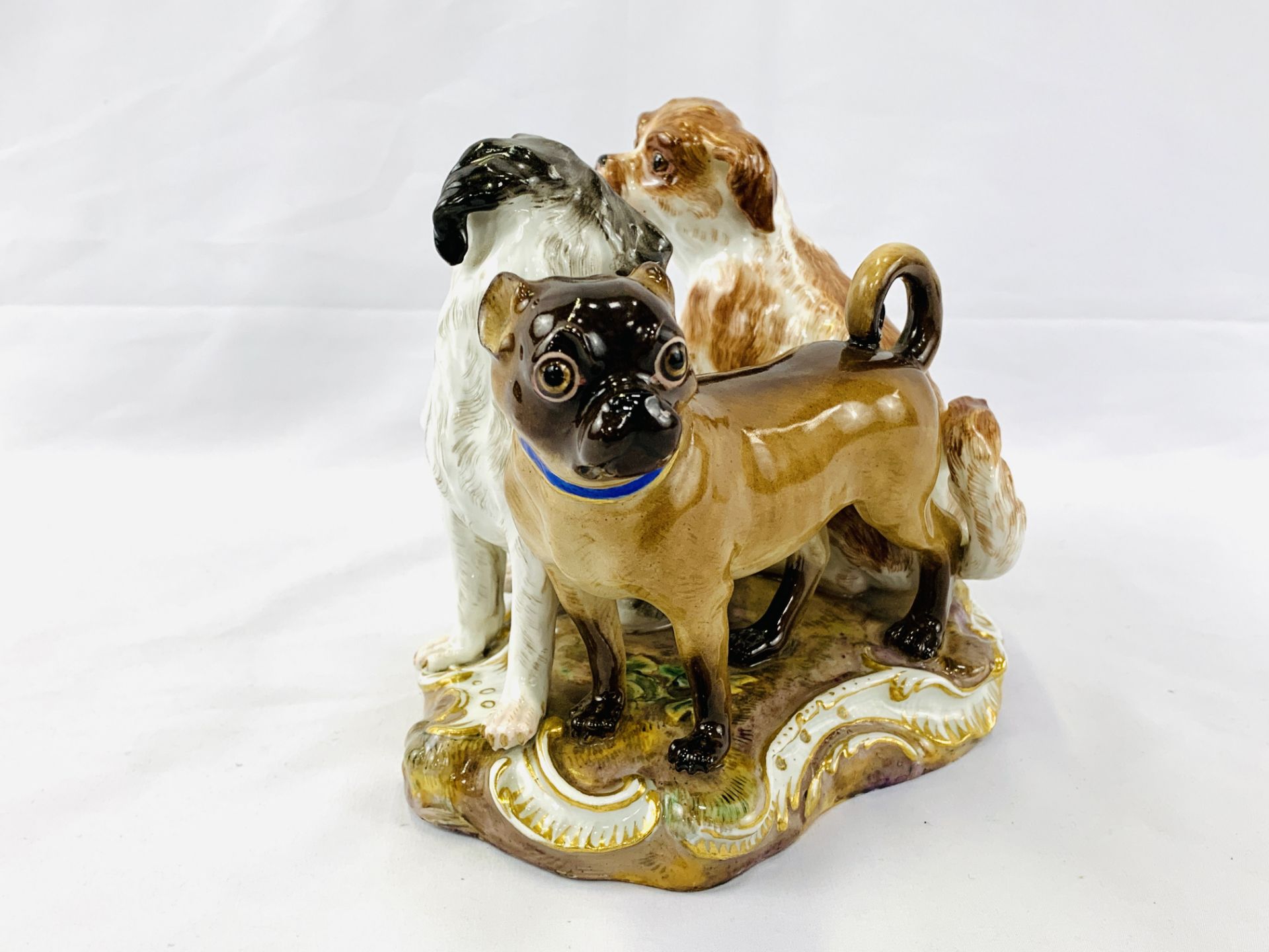 An early 19th-Century Meissen porcelain figure of a group of three dogs - Image 3 of 5