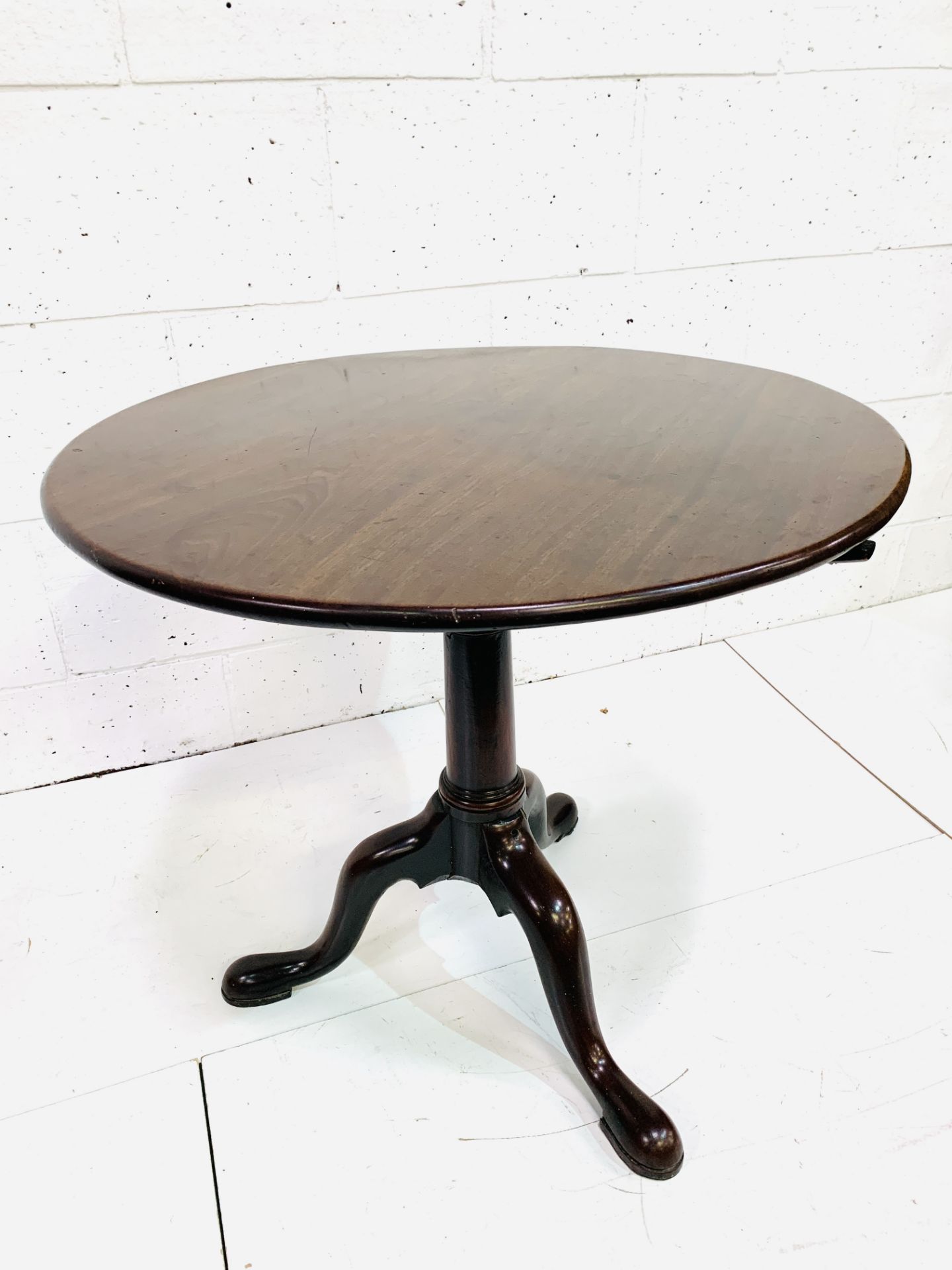Georgian-style mahogany circular tilt top table - Image 2 of 6