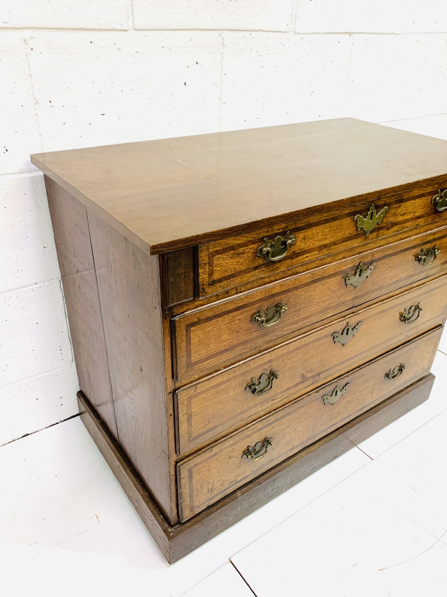 Mahogany chest of four graduated drawers - Image 3 of 5
