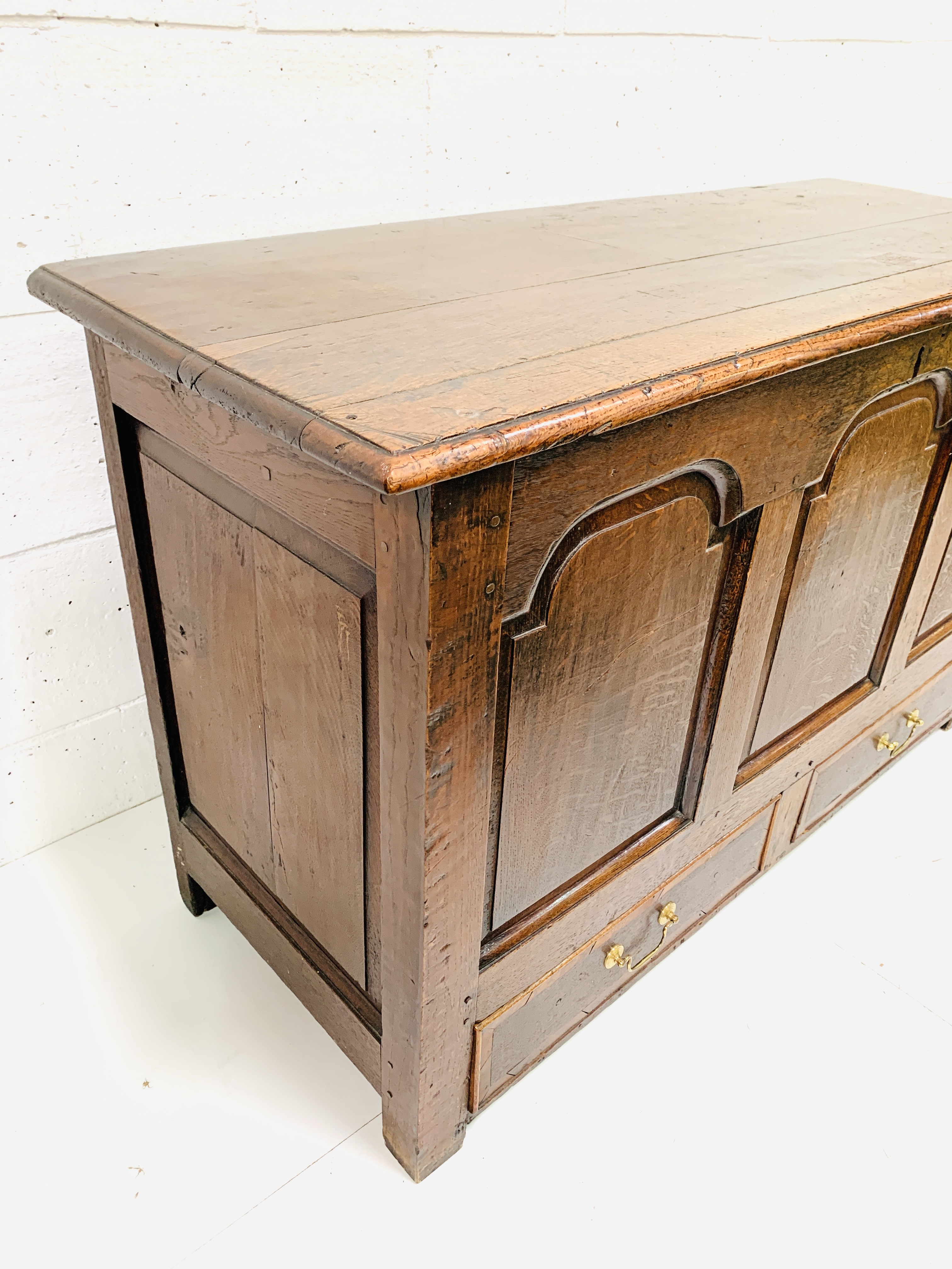 19th century oak monk's chest - Image 4 of 7