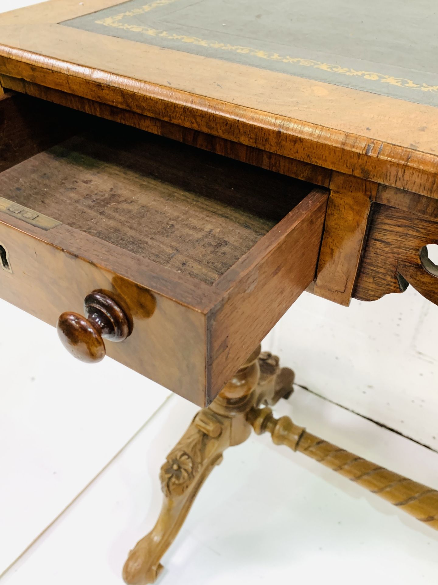 A mahogany writing table - Image 3 of 6