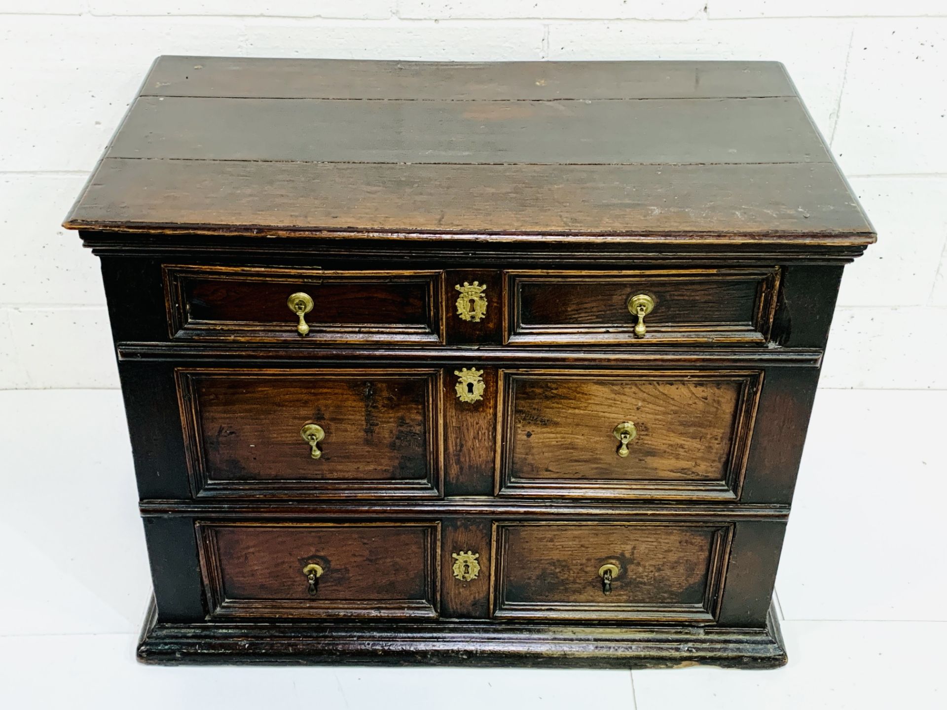 Early 18th Century oak chest of three drawers - Image 2 of 9