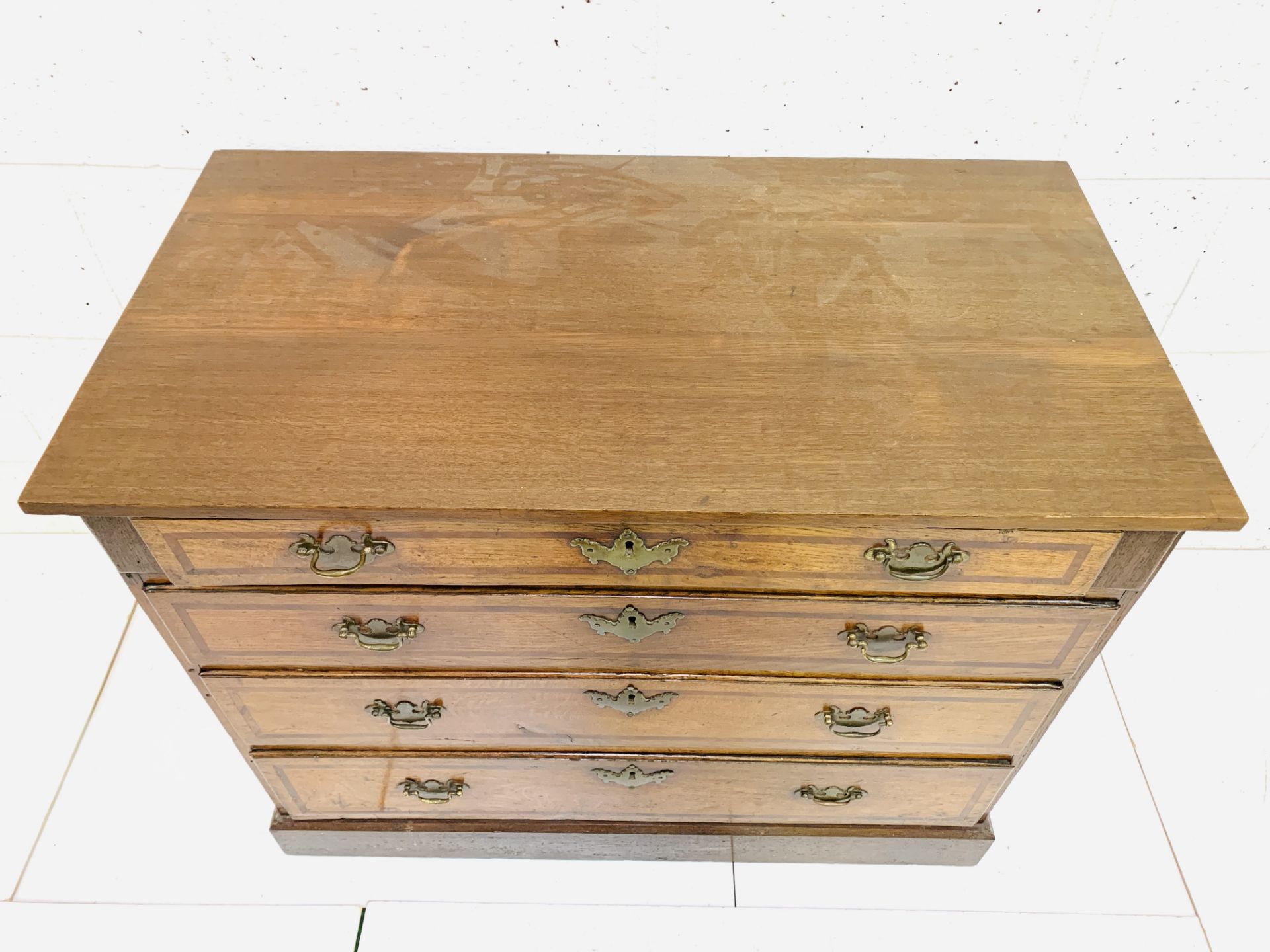 Mahogany chest of four graduated drawers - Image 5 of 5
