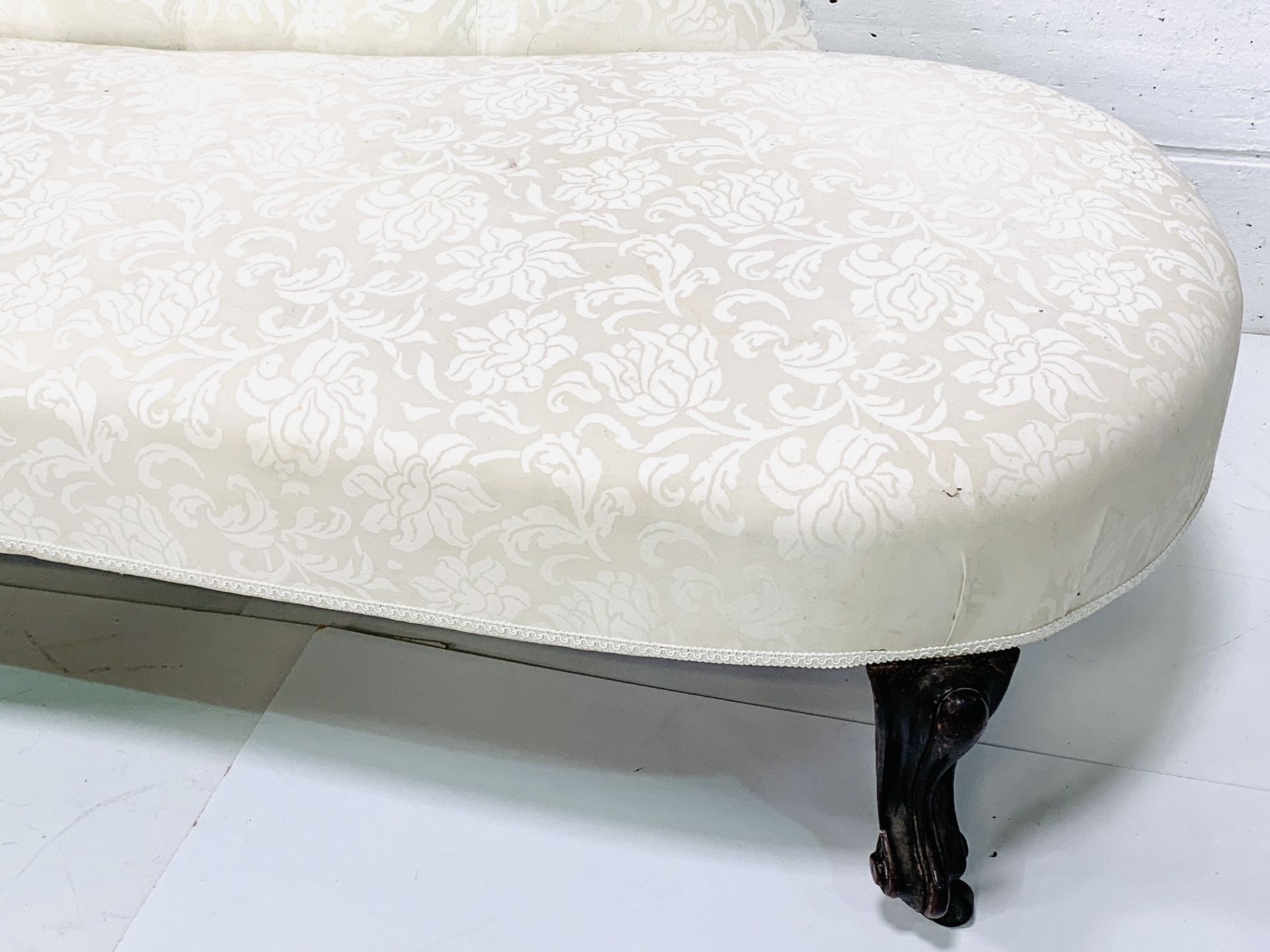 Victorian chaise longue in button back cream floral pattern upholstery - Image 4 of 4