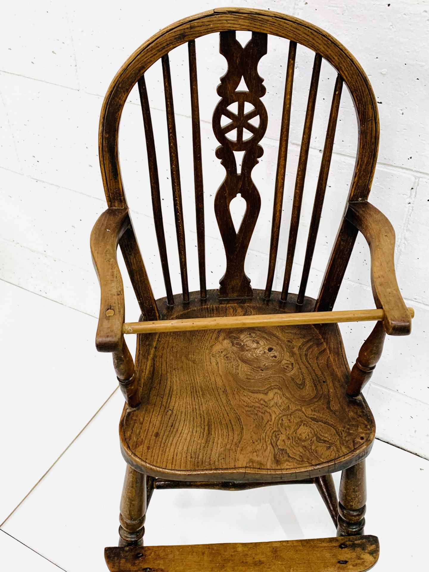 19th century Windsor style oak and elm child's high chair - Image 4 of 4