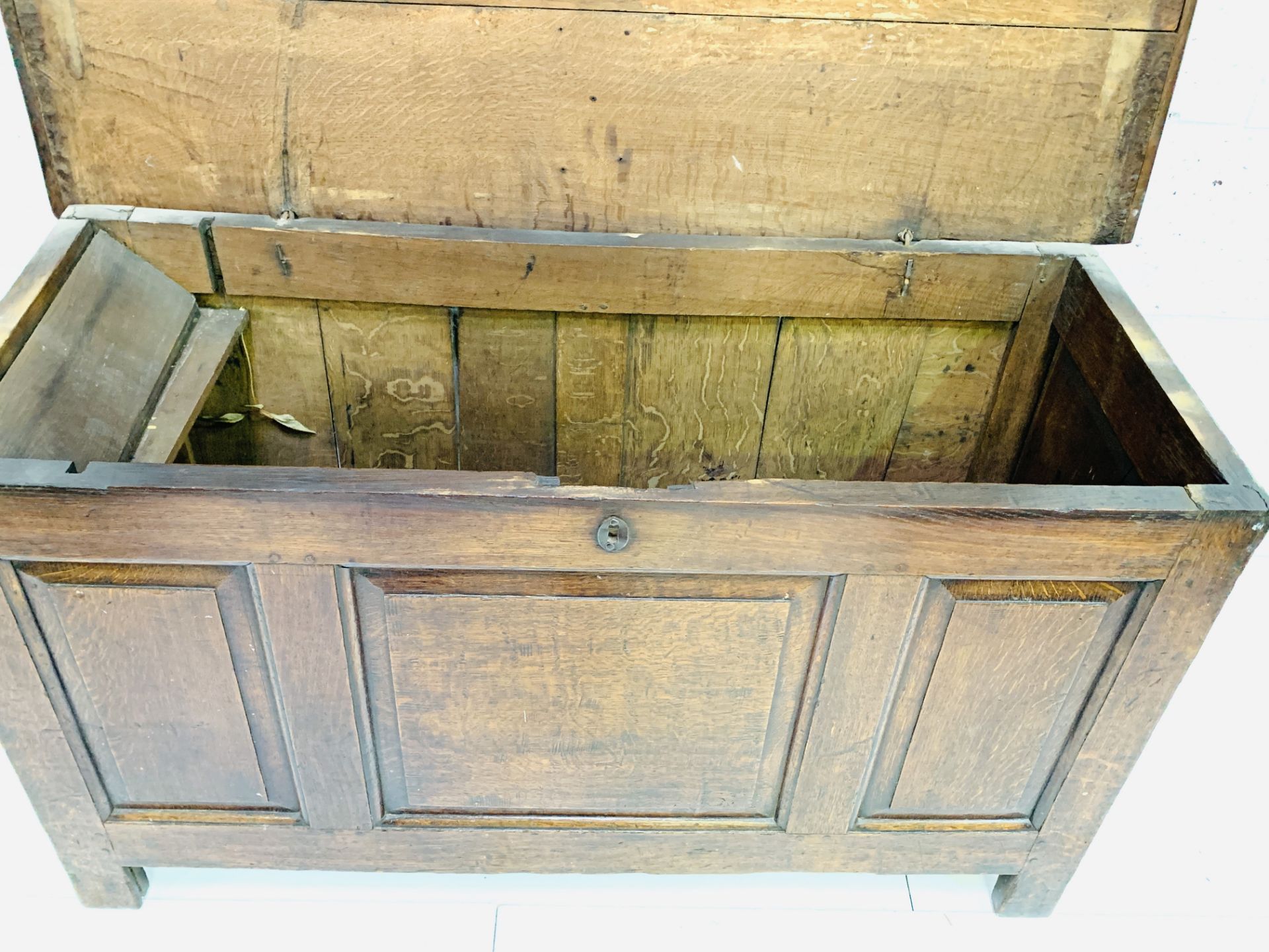 18th century oak three panel coffer - Image 4 of 6