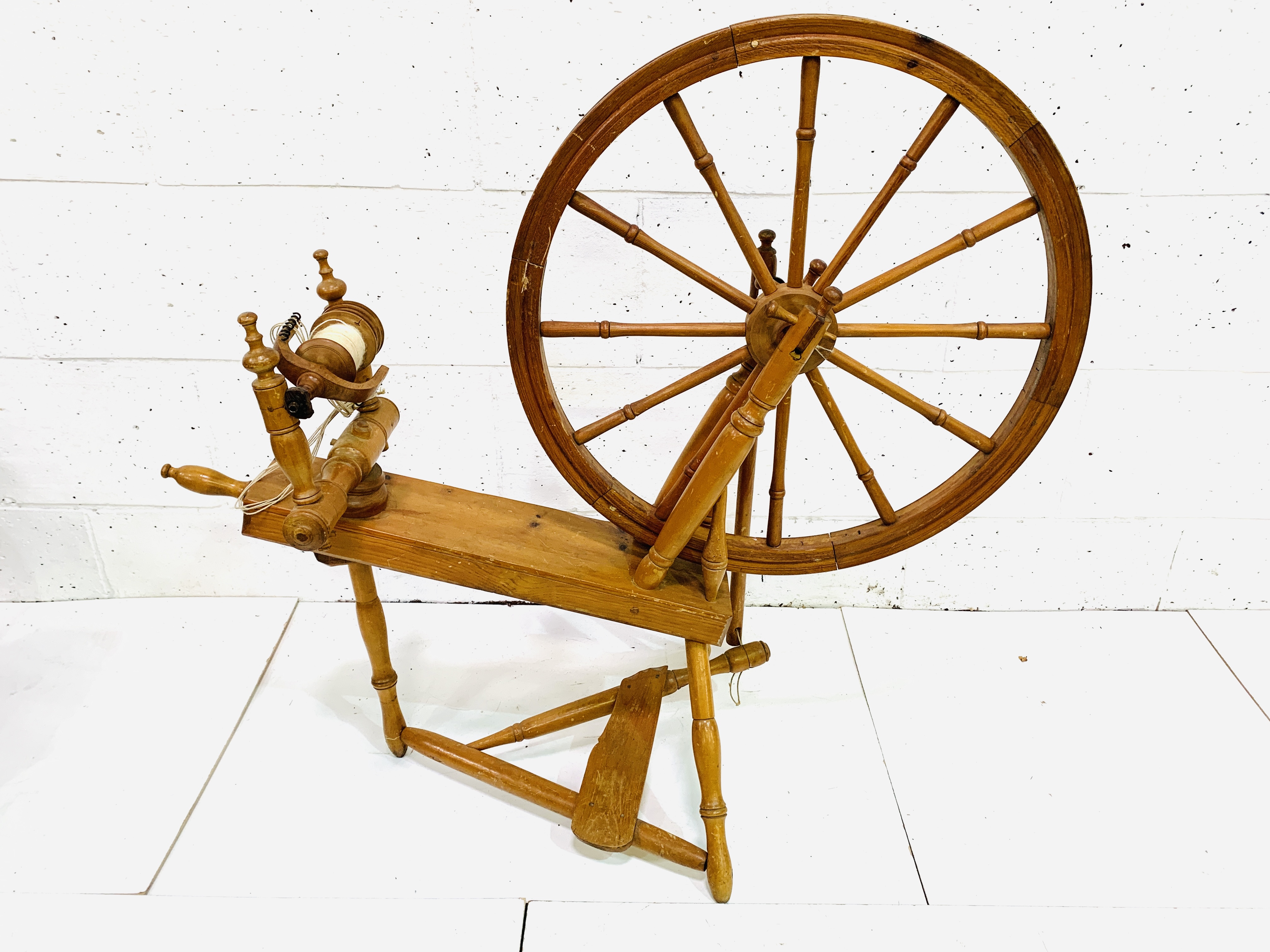 A full-size spinning wheel