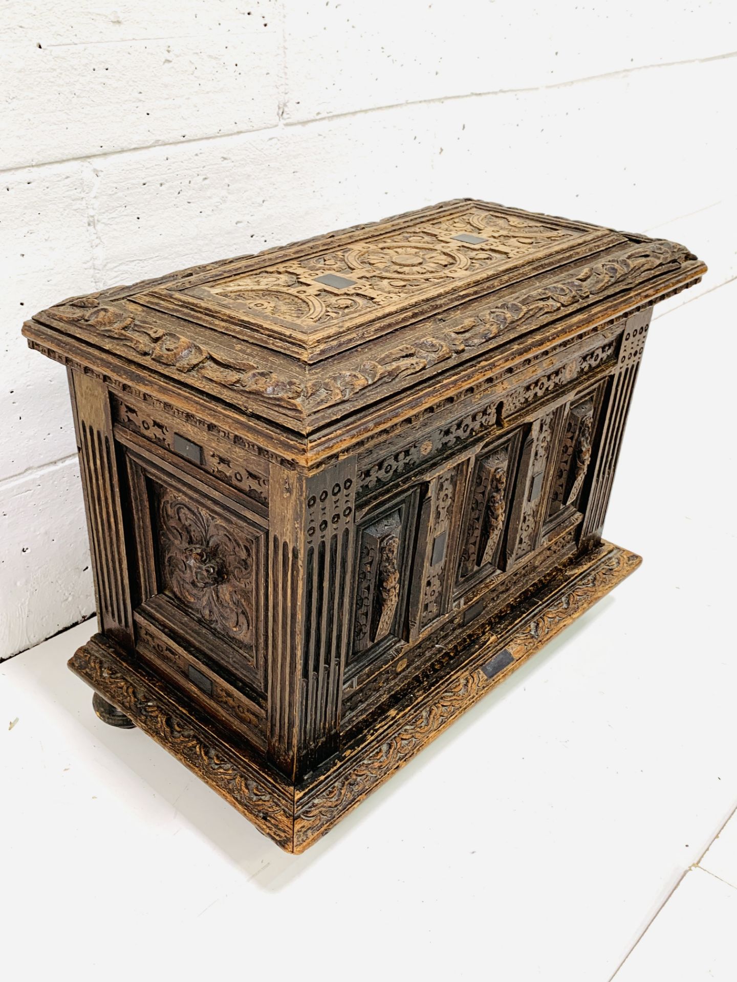 Carved oak casket with ebony inserts - Image 2 of 5