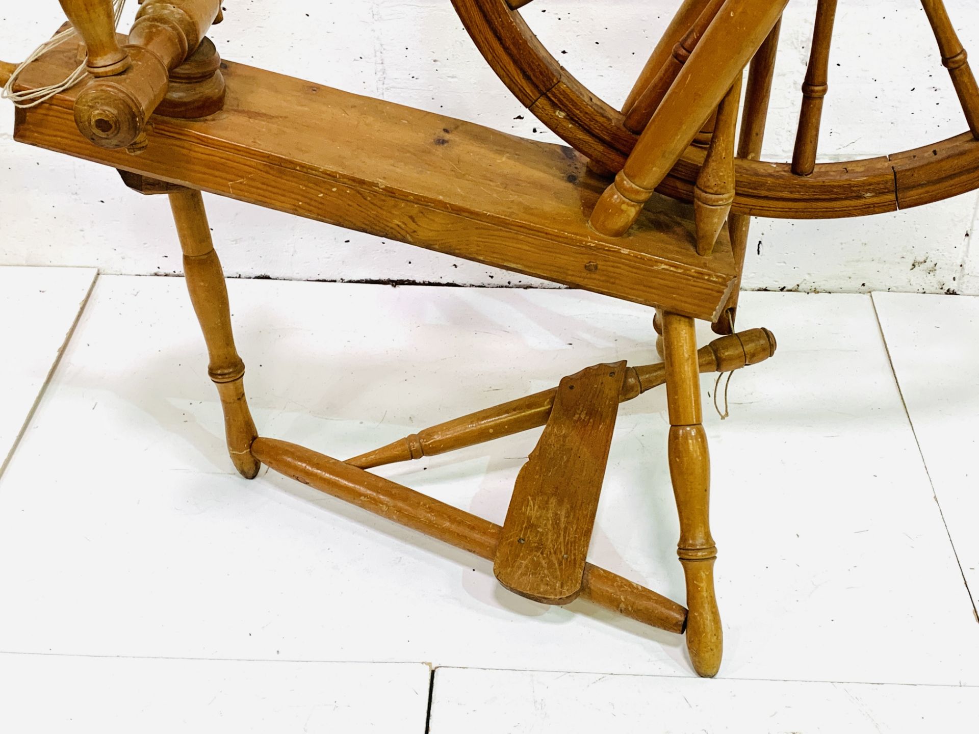 A full-size spinning wheel - Image 4 of 6