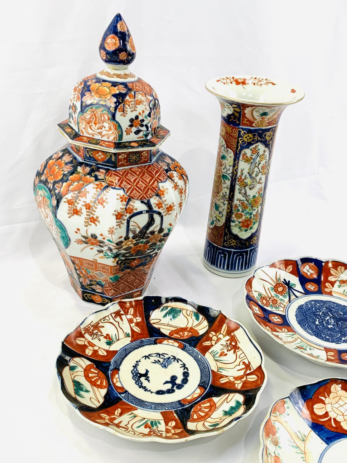 Large lidded Imari jar, Imari vase, and three Imari plates - Image 5 of 6