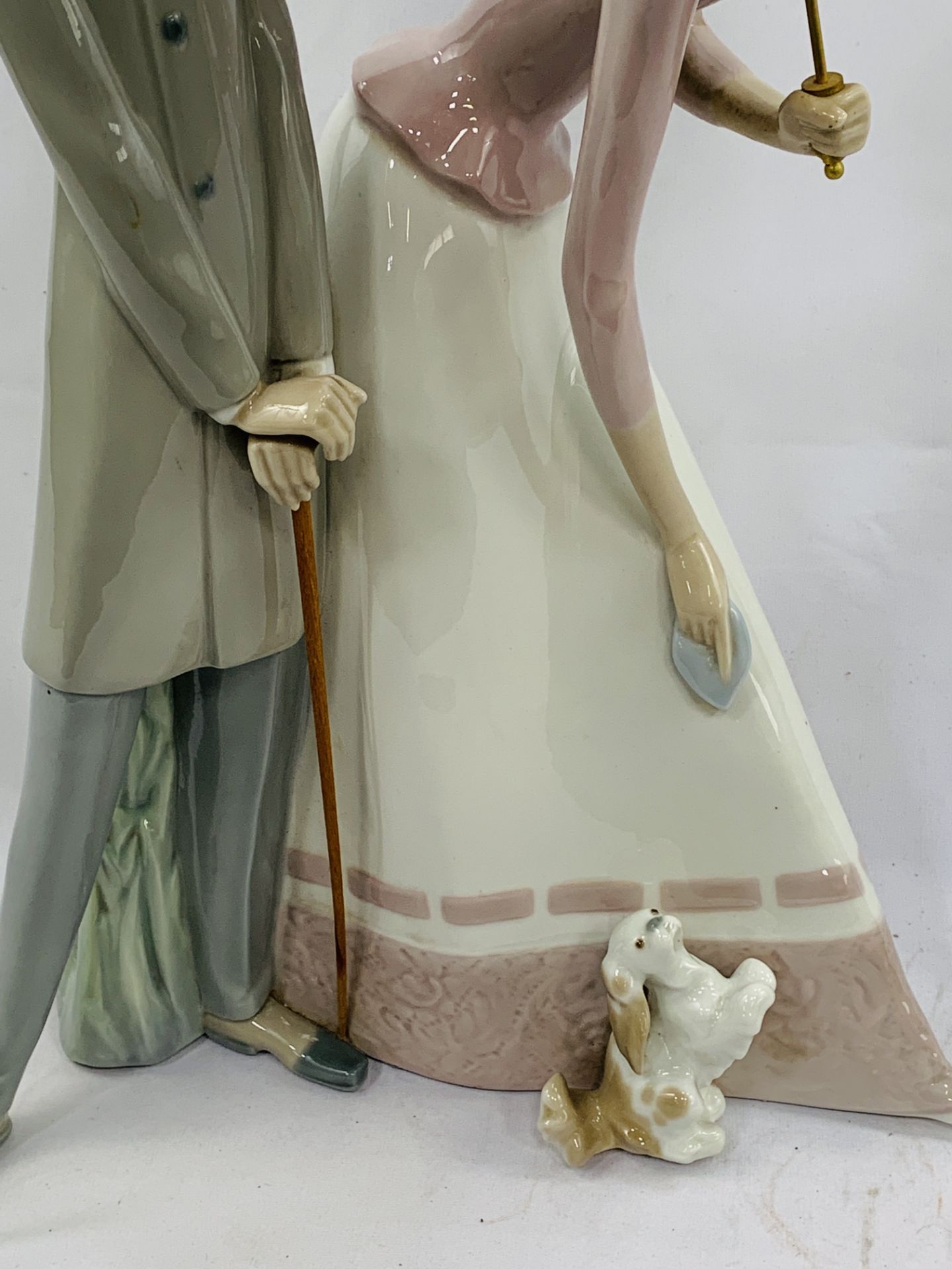 A large Lladro porcelain ornament "Group with parasol" - Image 5 of 5
