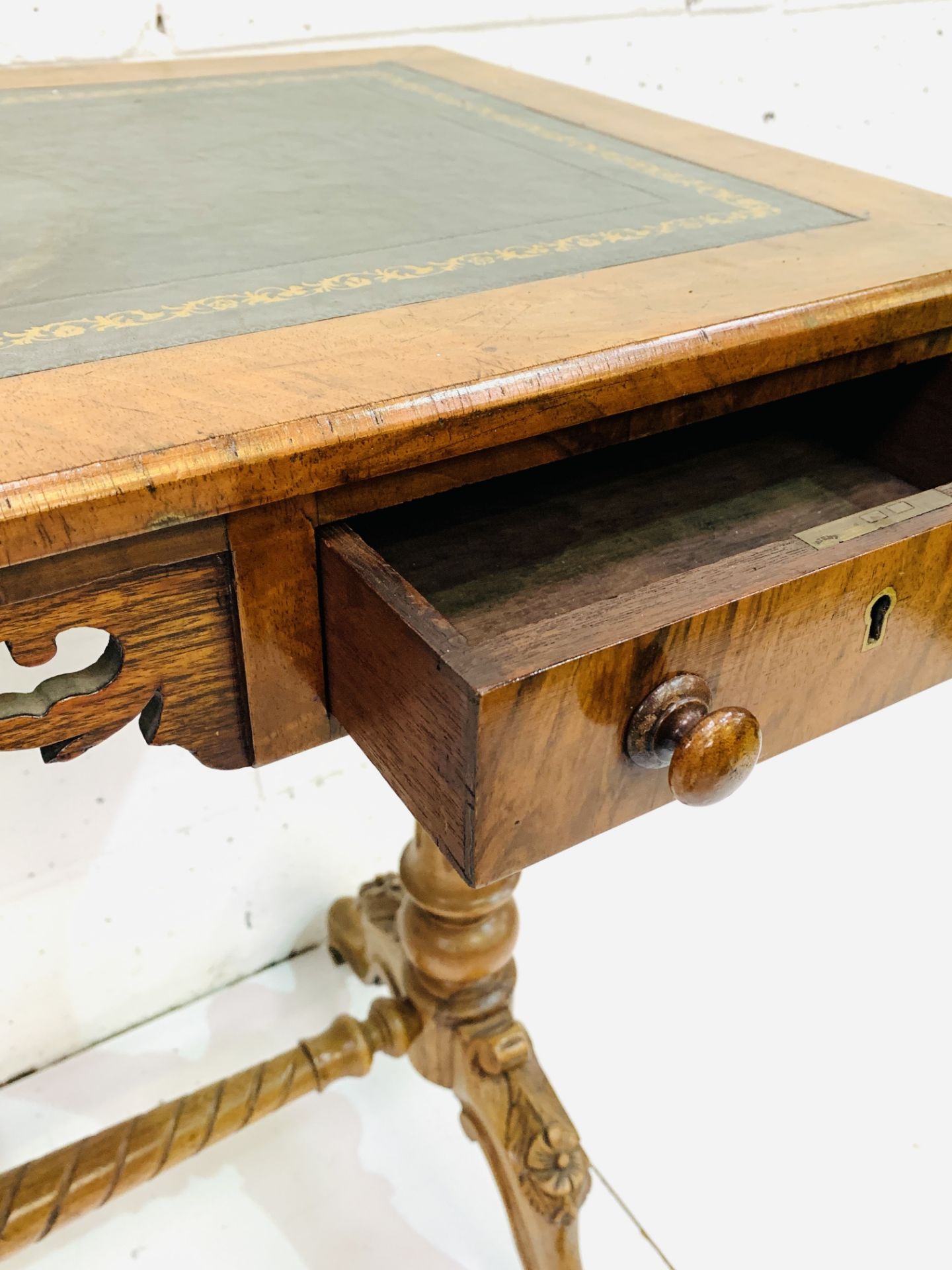 A mahogany writing table - Image 4 of 6