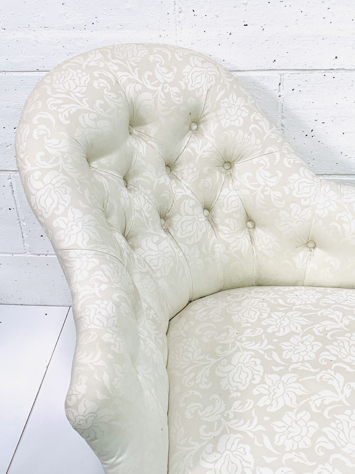 Victorian chaise longue in button back cream floral pattern upholstery - Image 3 of 4