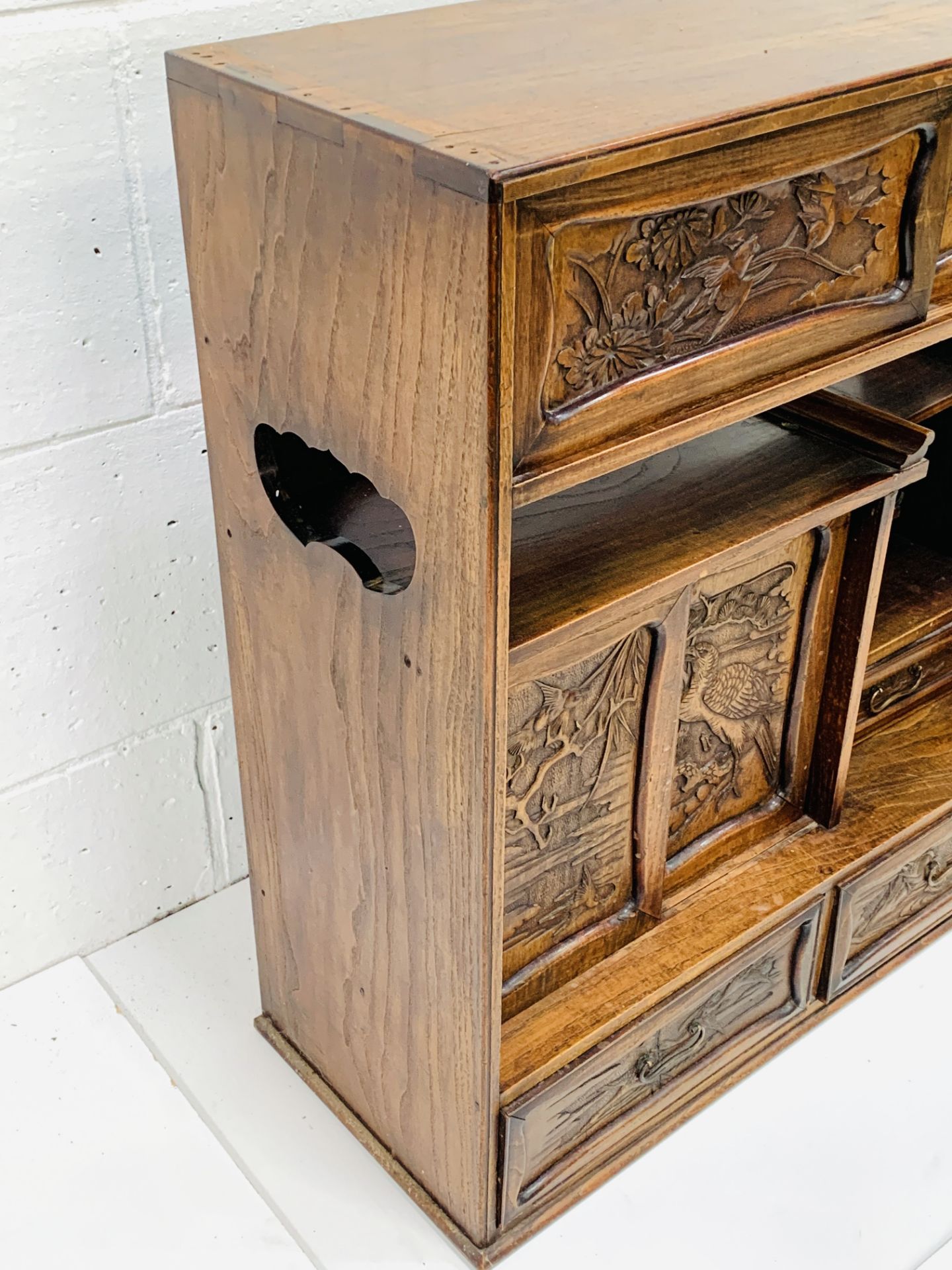 A carved hardwood Japanese cabinet - Image 4 of 6