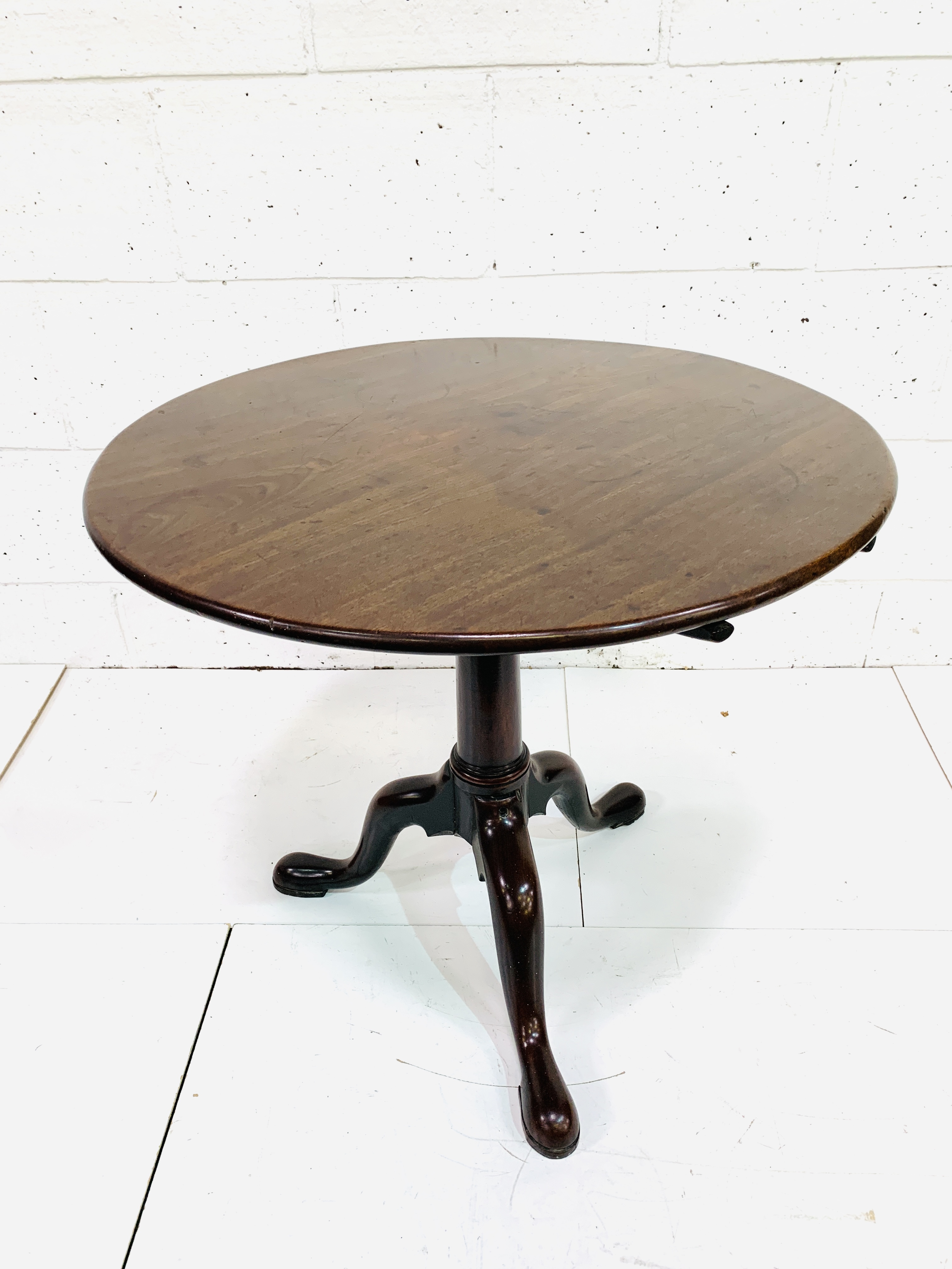 Georgian-style mahogany circular tilt top table