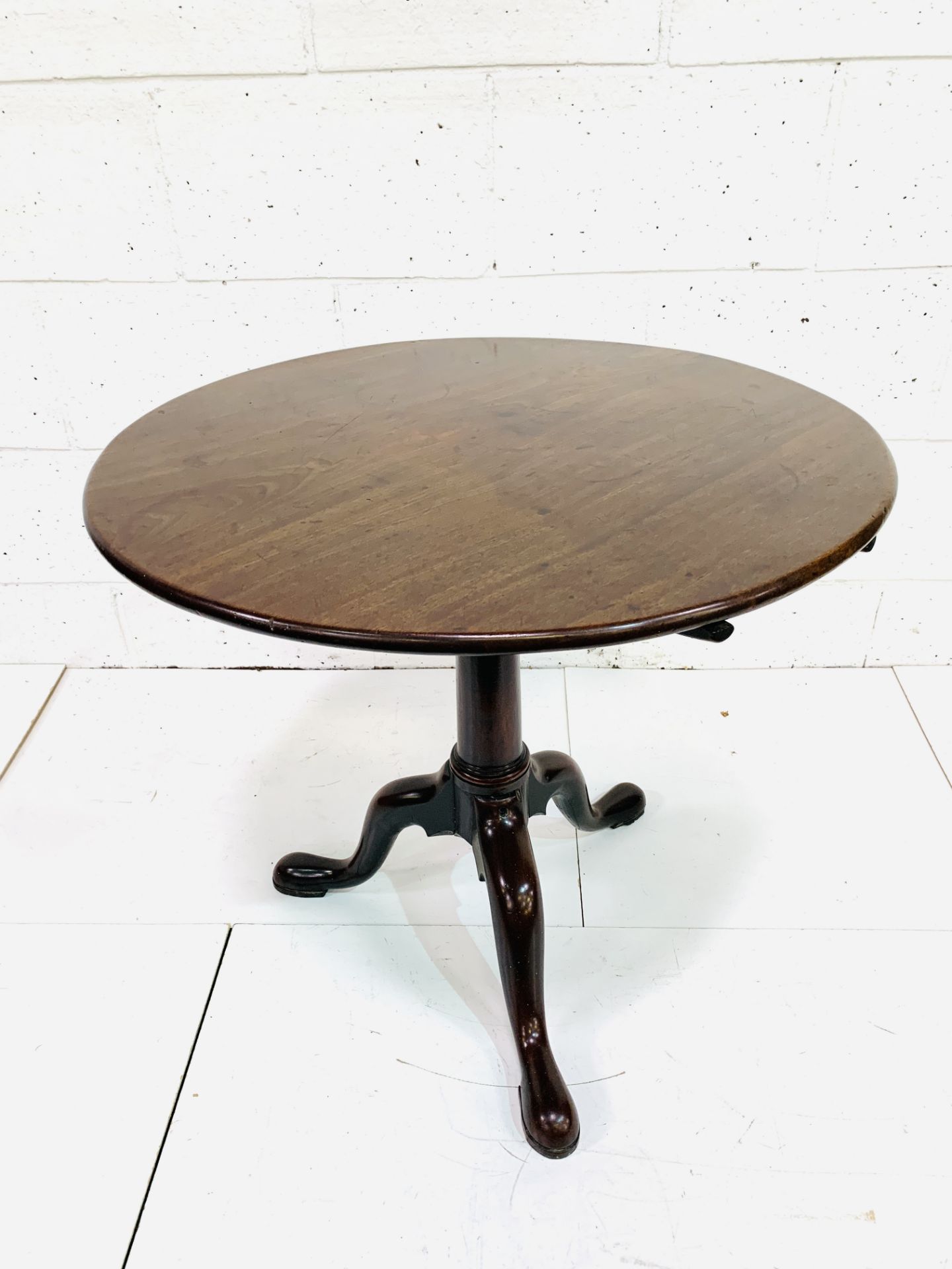 Georgian-style mahogany circular tilt top table