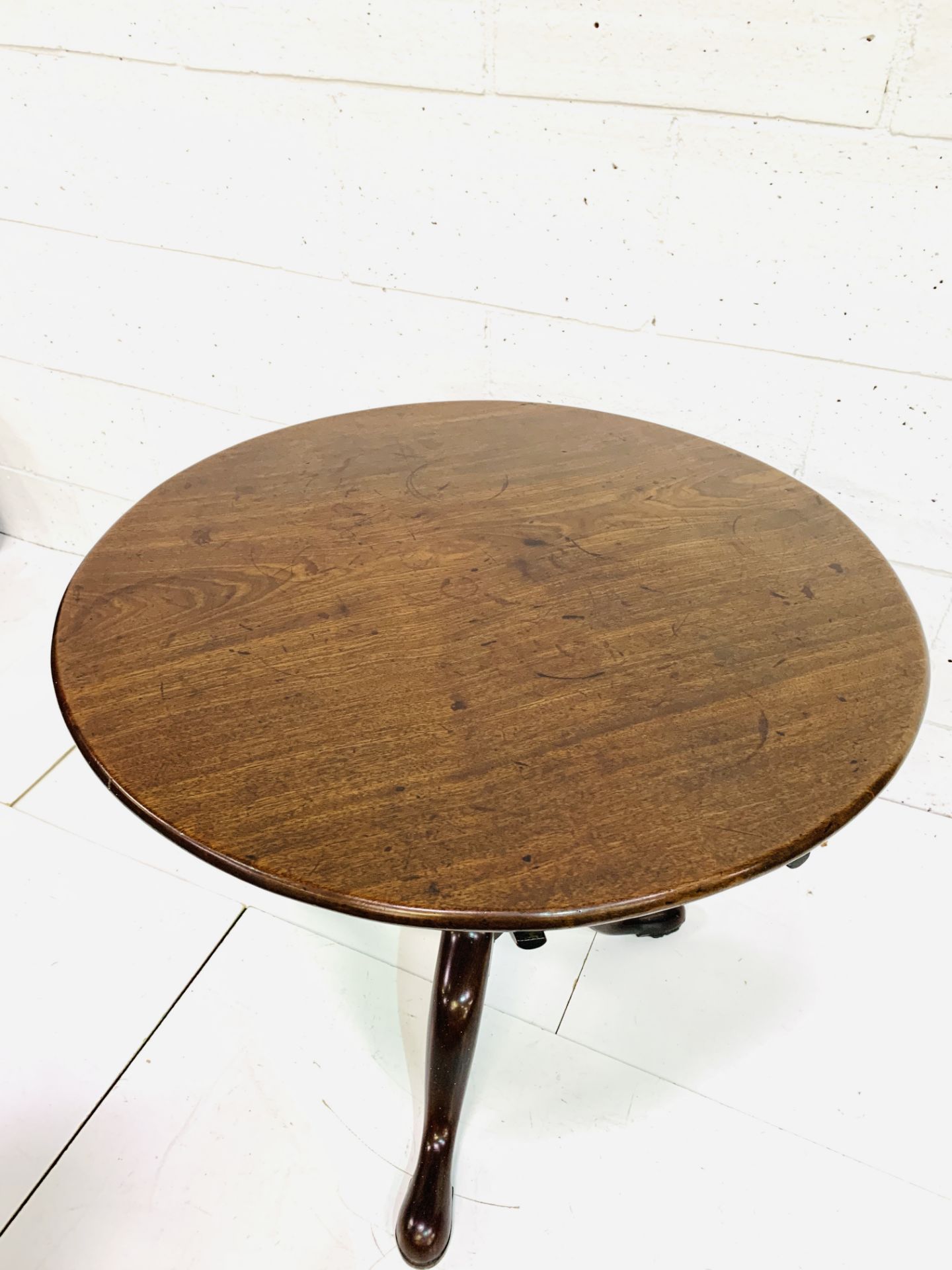 Georgian-style mahogany circular tilt top table - Image 4 of 6