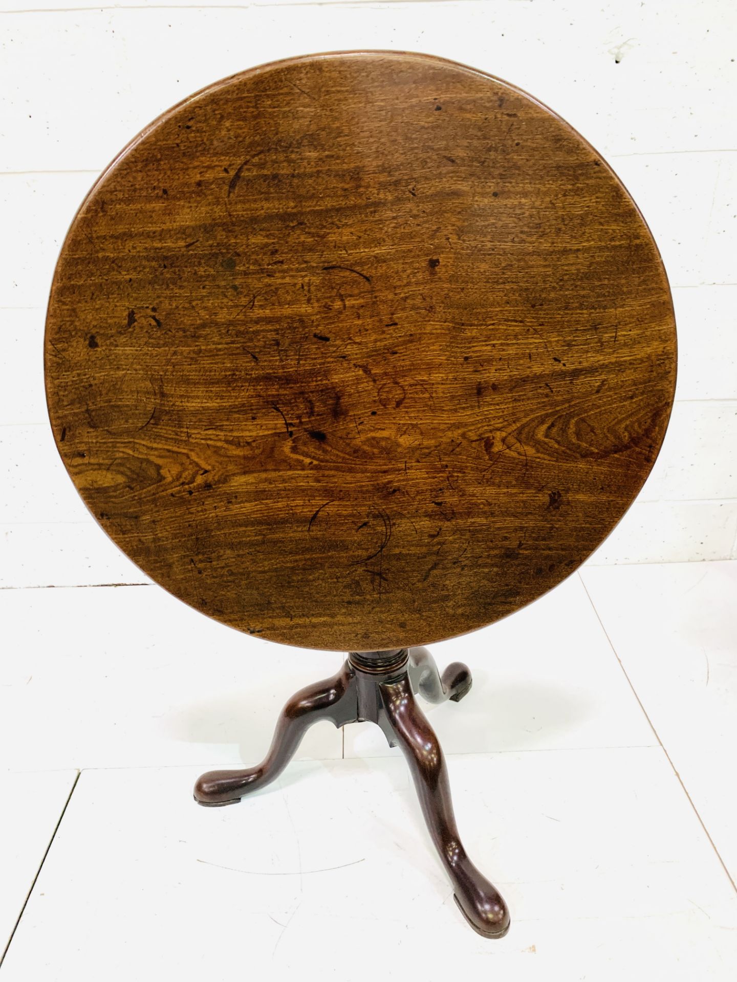 Georgian-style mahogany circular tilt top table - Image 6 of 6