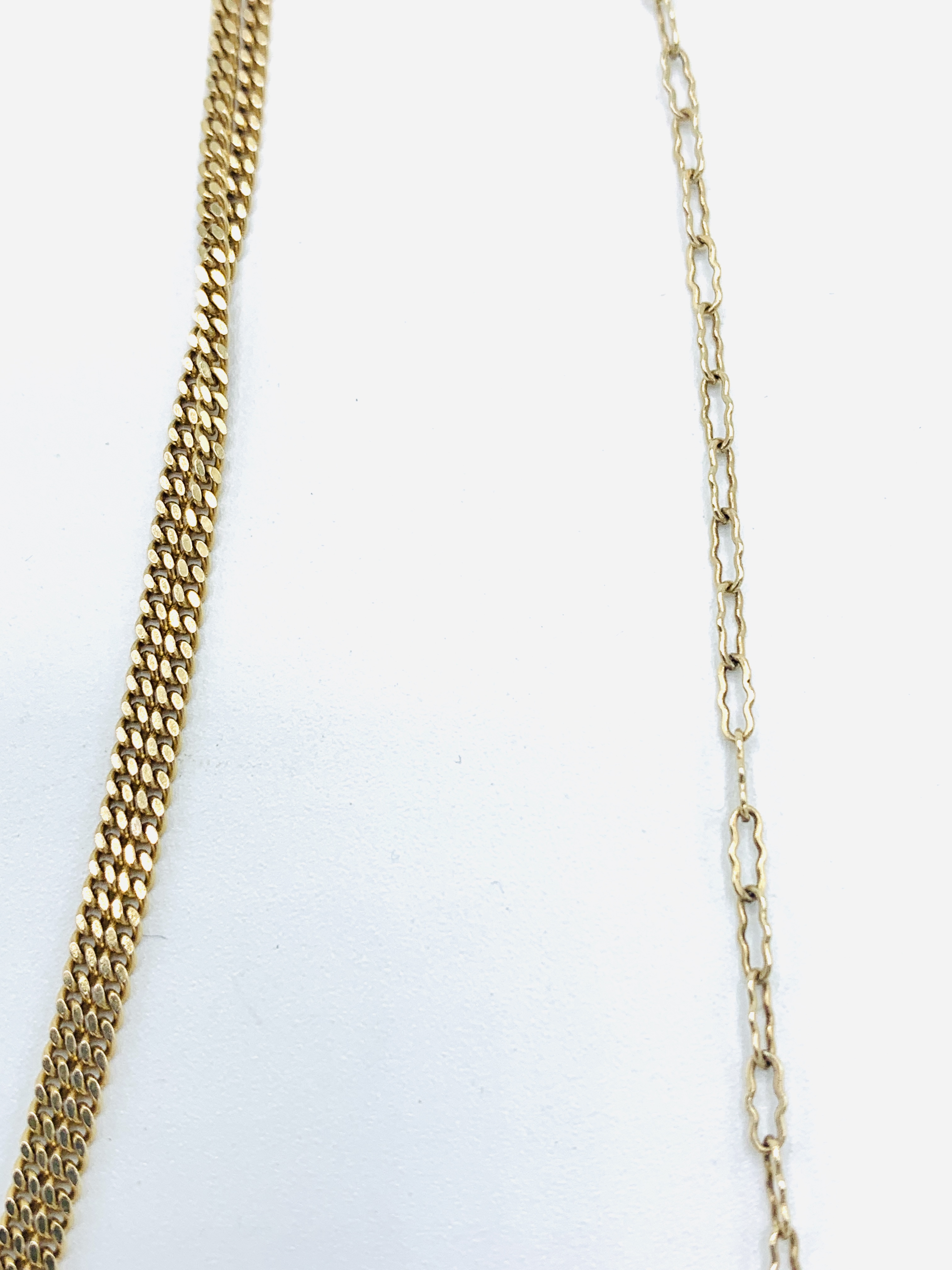 9ct gold locket and chain; and two 9ct gold chains - Image 3 of 5