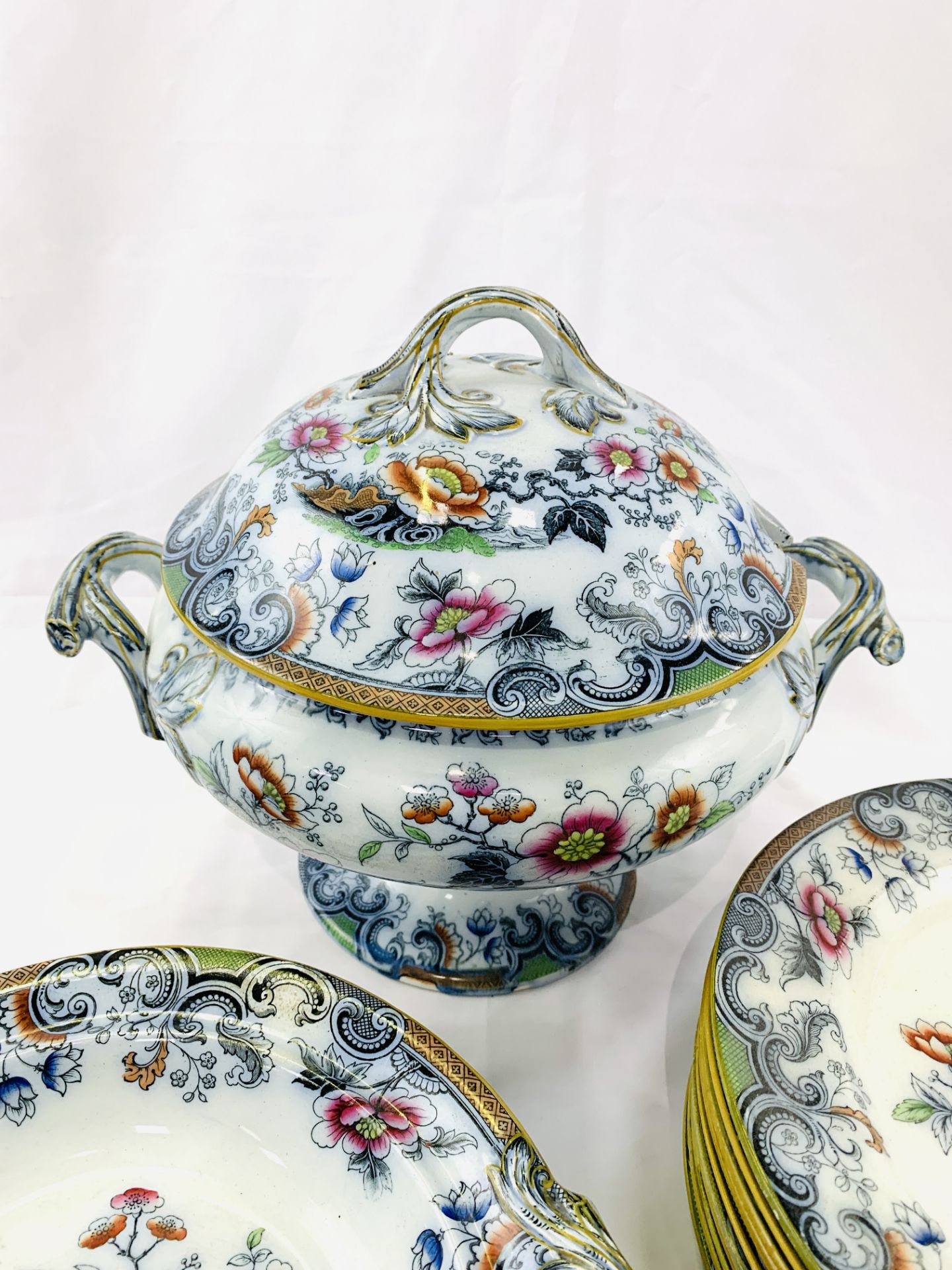 JR and G "Floral" tableware - Image 2 of 4