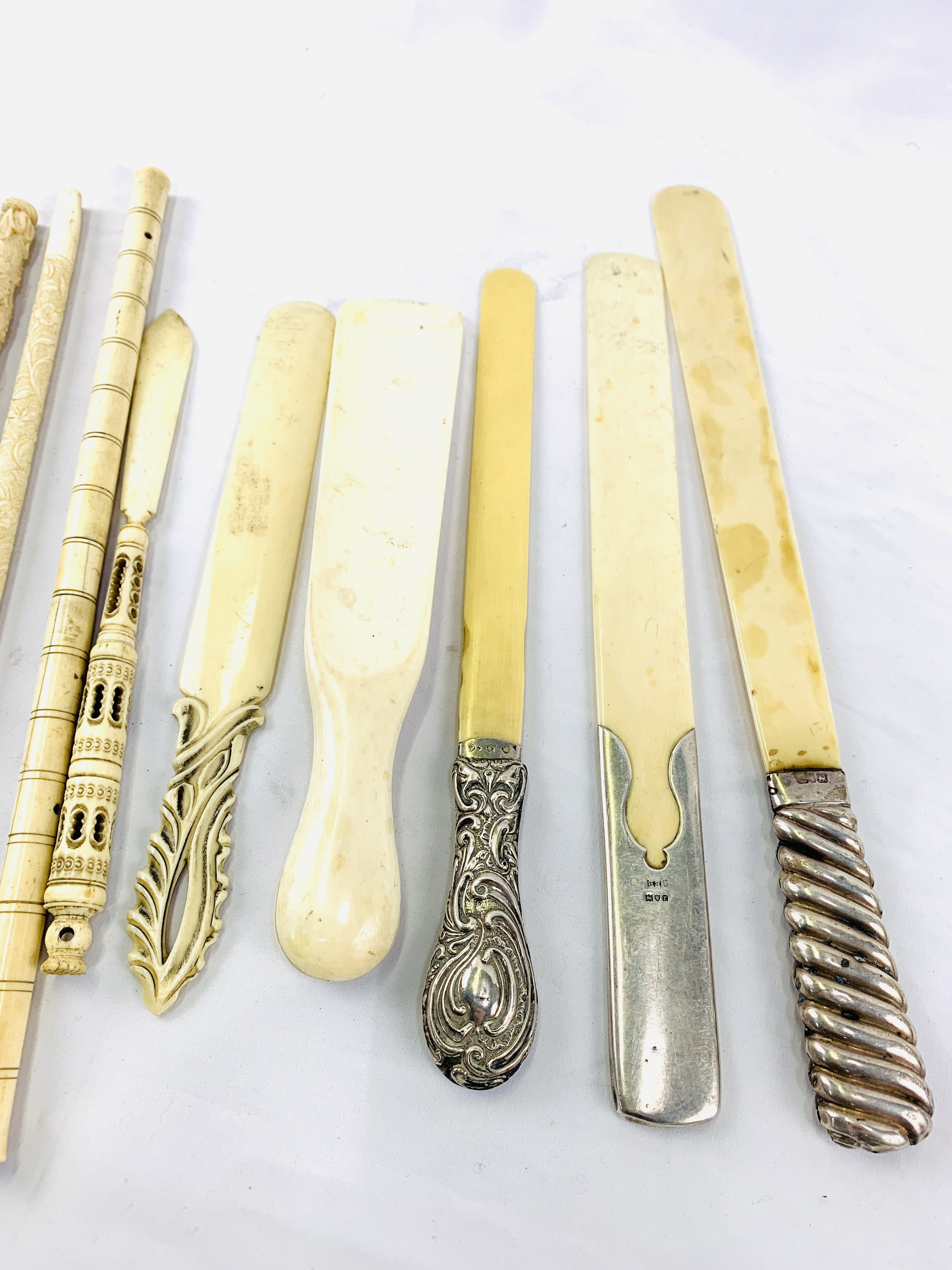 Collection of antique ivory, this item is subject to CITIES regulations. - Image 3 of 4