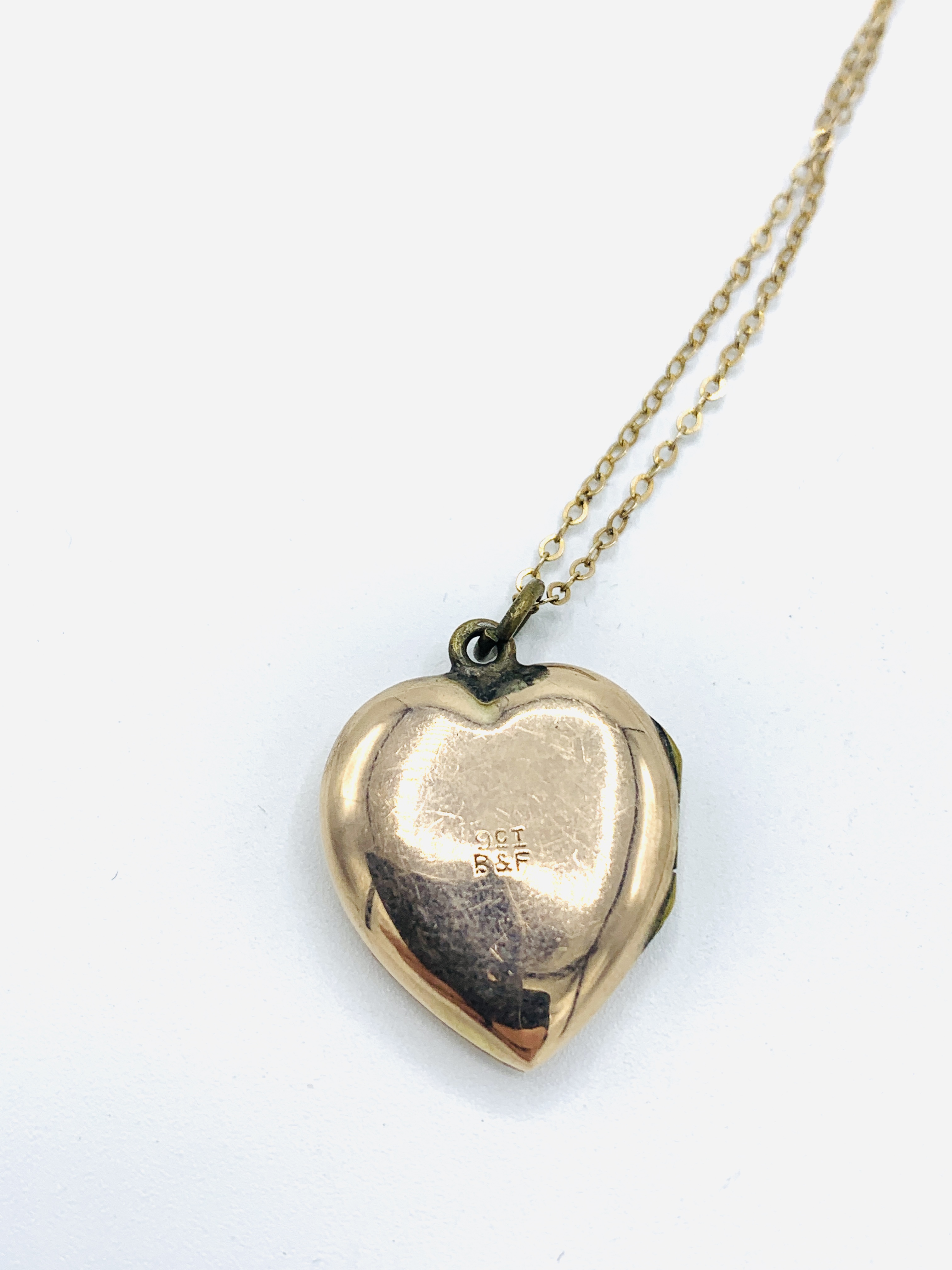 9ct gold locket and chain; and two 9ct gold chains - Image 4 of 5