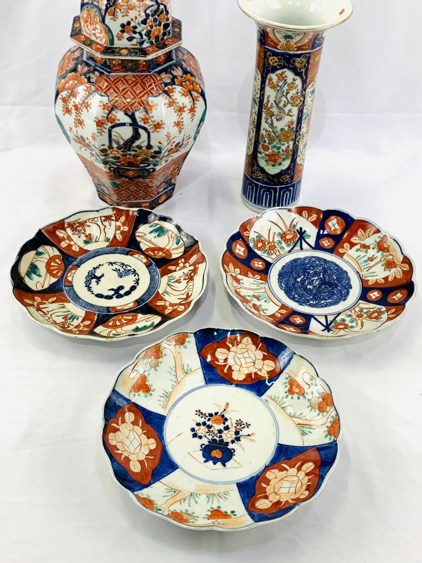 Large lidded Imari jar, Imari vase, and three Imari plates - Image 3 of 6