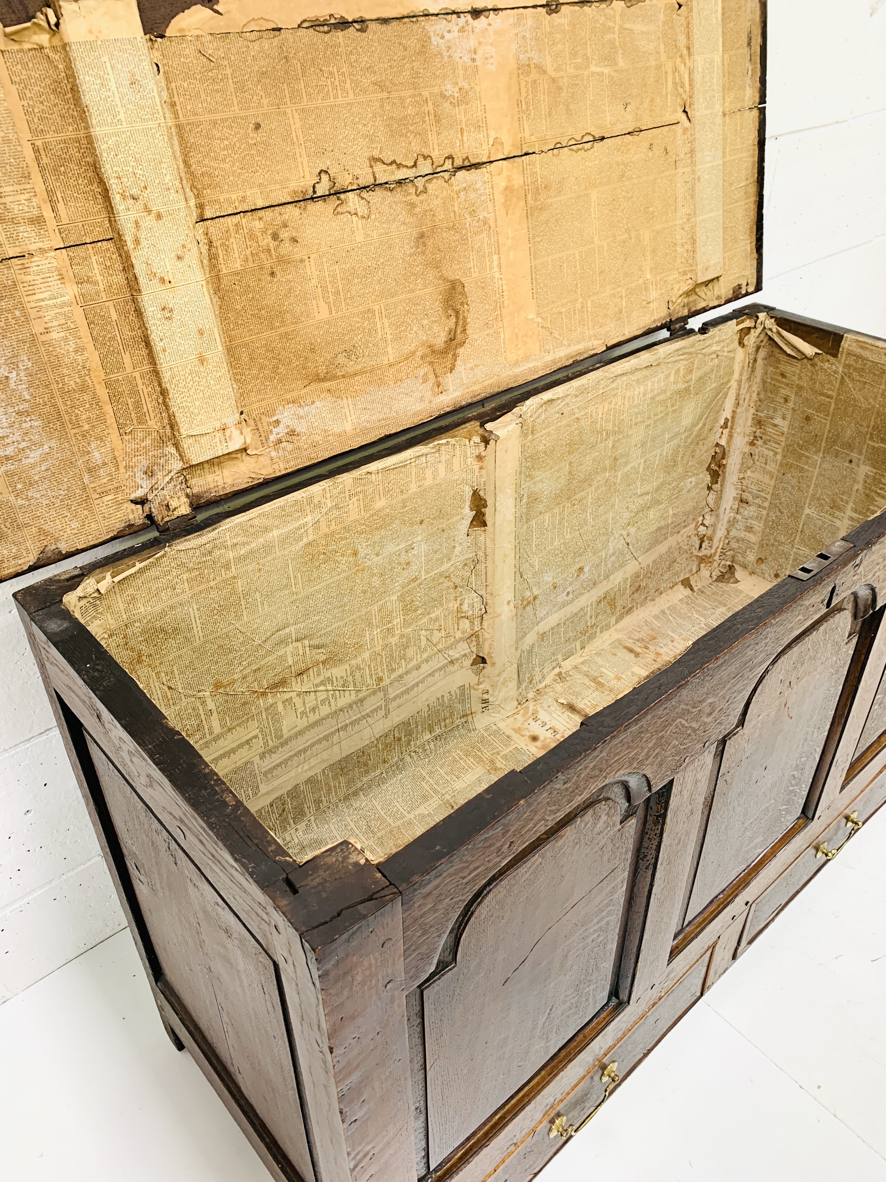 19th century oak monk's chest - Image 6 of 7