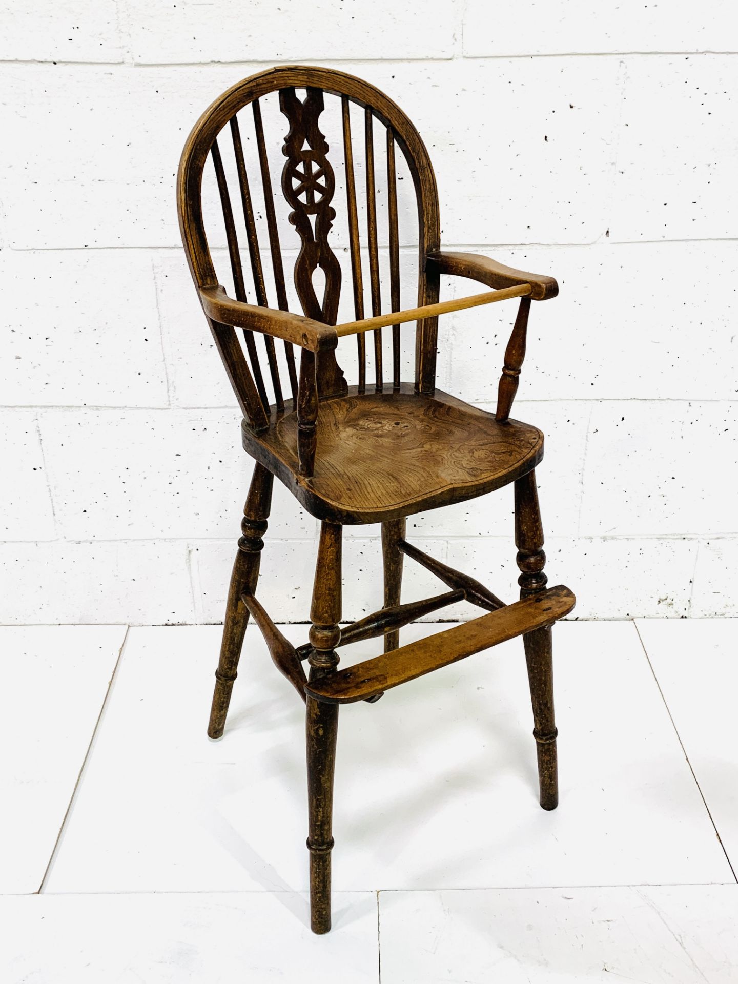 19th century Windsor style oak and elm child's high chair - Image 2 of 4