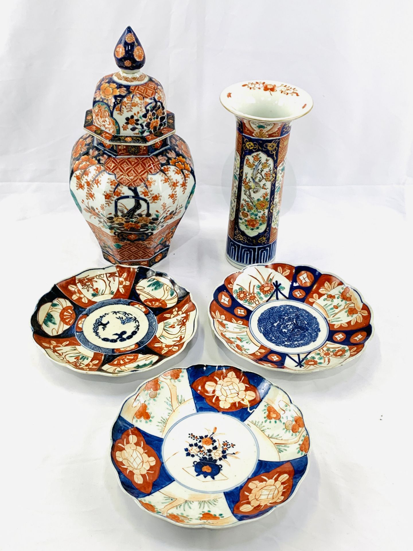 Large lidded Imari jar, Imari vase, and three Imari plates - Image 2 of 6