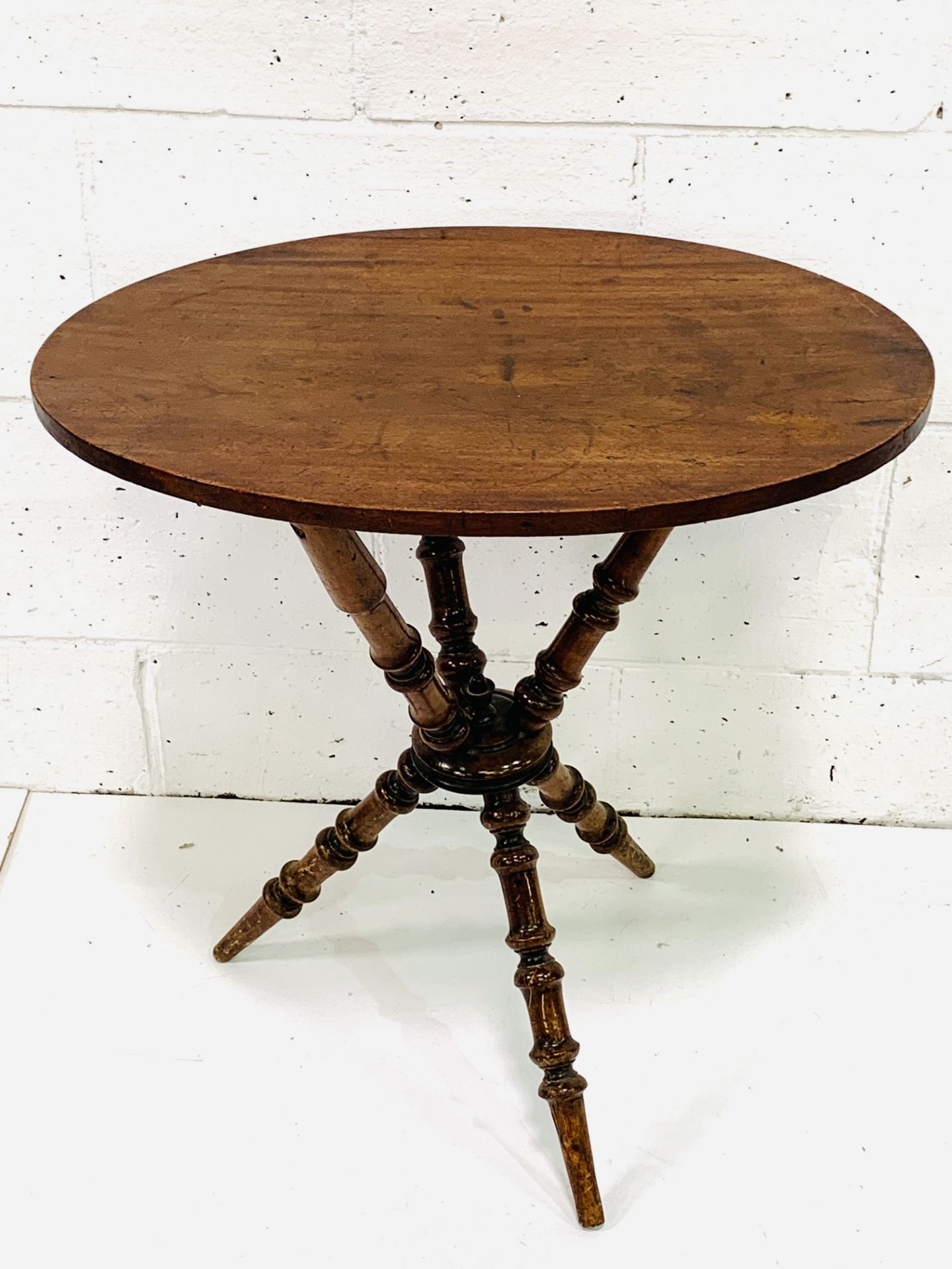 Oval mahogany occasional table on turned tripod supports - Image 4 of 4