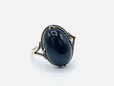 Victorian 9ct gold ring set with a deep red stone