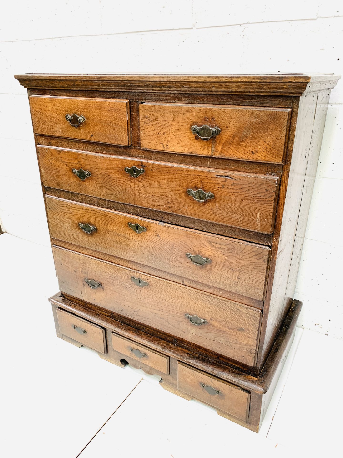 18th century oak chest of drawers - Image 4 of 6